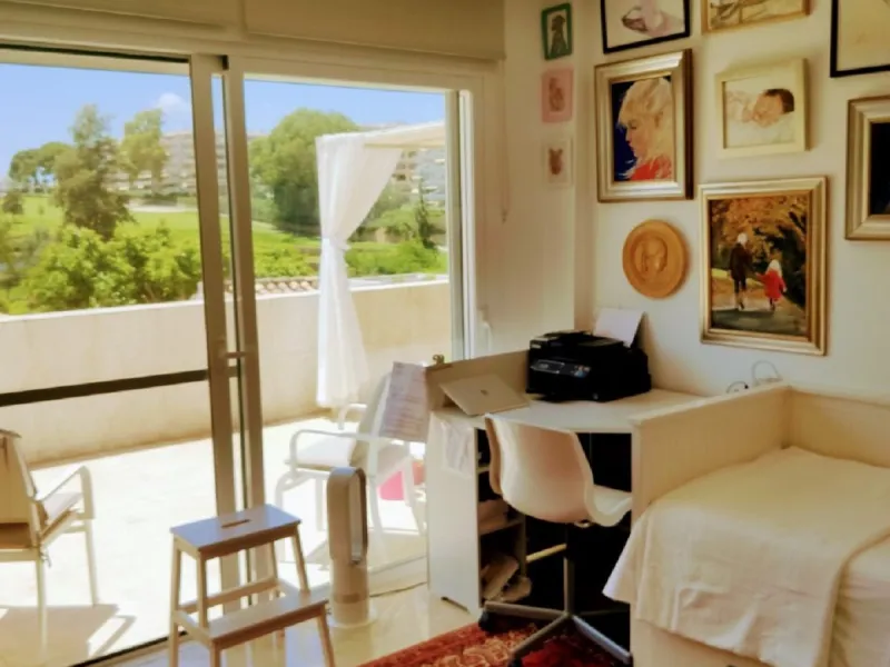 In the Guadalmina Alta area, especially amongst the golf club members, this is one of the most iconic buildings. Located just behind the 18th tee box & the 8th green, this apartment is a golfers paradise. You can relax on your terrace with panoramic golf 