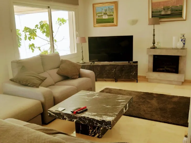 In the Guadalmina Alta area, especially amongst the golf club members, this is one of the most iconic buildings. Located just behind the 18th tee box & the 8th green, this apartment is a golfers paradise. You can relax on your terrace with panoramic golf 
