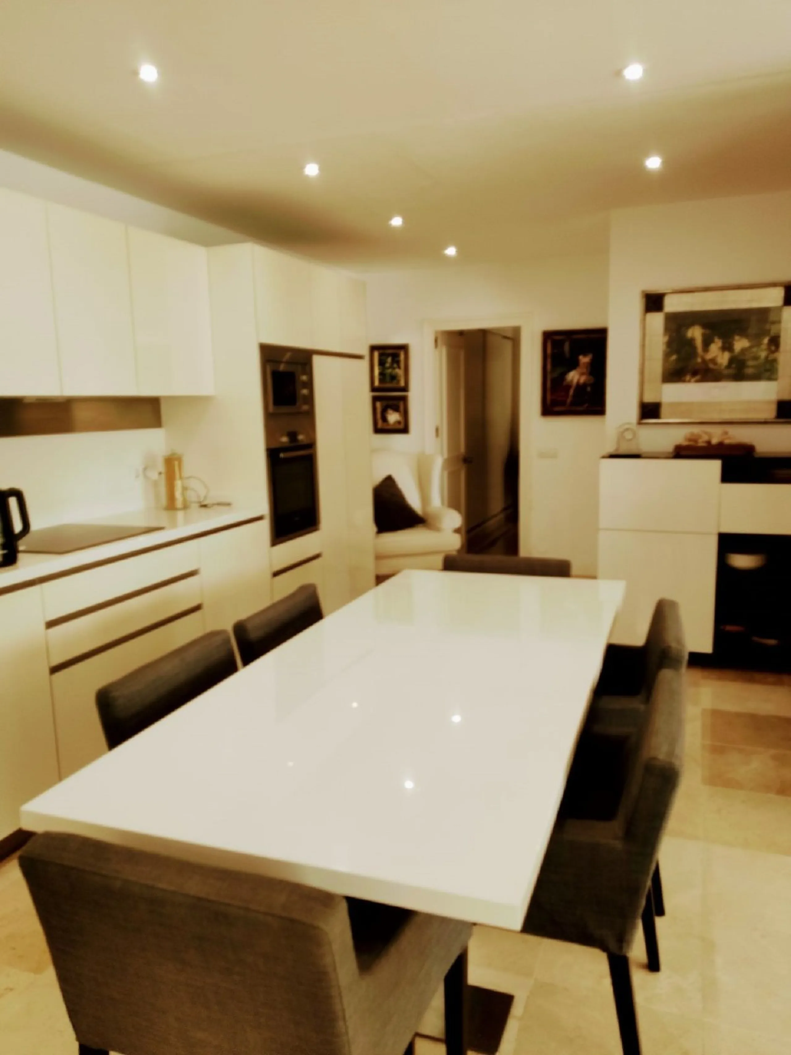 In the Guadalmina Alta area, especially amongst the golf club members, this is one of the most iconic buildings. Located just behind the 18th tee box & the 8th green, this apartment is a golfers paradise. You can relax on your terrace with panoramic golf 