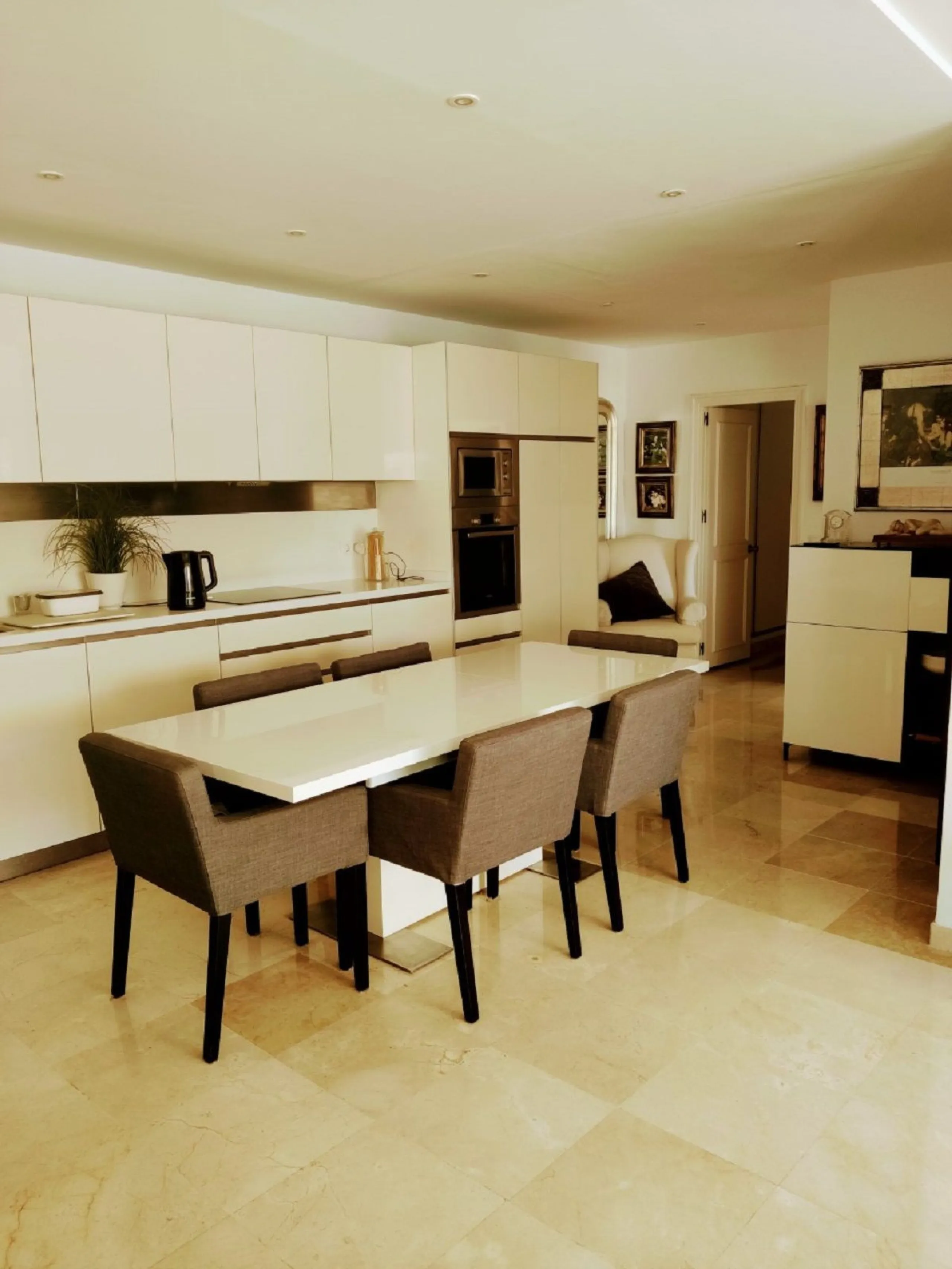 In the Guadalmina Alta area, especially amongst the golf club members, this is one of the most iconic buildings. Located just behind the 18th tee box & the 8th green, this apartment is a golfers paradise. You can relax on your terrace with panoramic golf 
