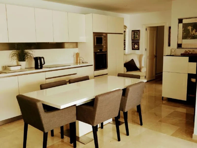In the Guadalmina Alta area, especially amongst the golf club members, this is one of the most iconic buildings. Located just behind the 18th tee box & the 8th green, this apartment is a golfers paradise. You can relax on your terrace with panoramic golf 