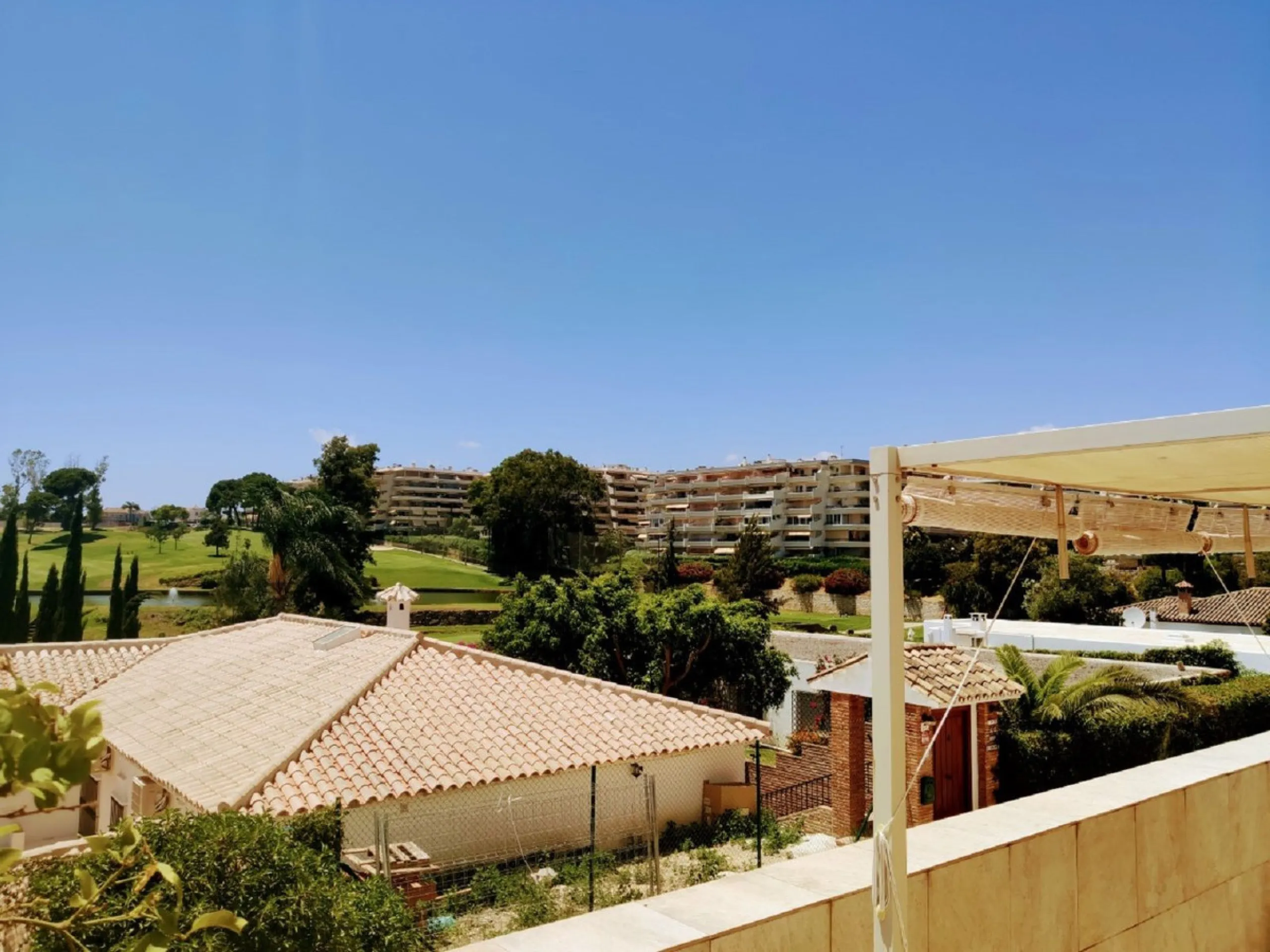 In the Guadalmina Alta area, especially amongst the golf club members, this is one of the most iconic buildings. Located just behind the 18th tee box & the 8th green, this apartment is a golfers paradise. You can relax on your terrace with panoramic golf 