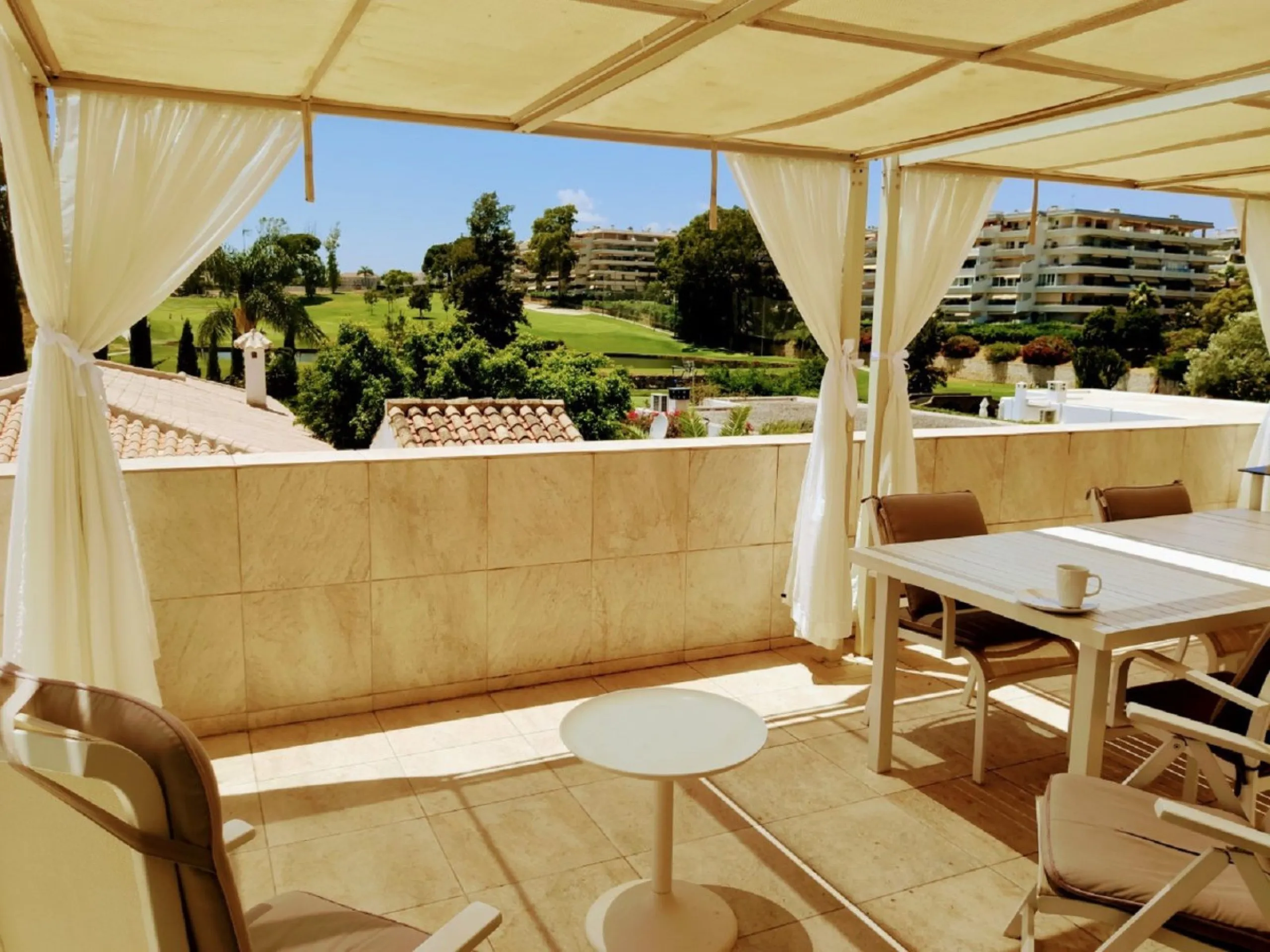 In the Guadalmina Alta area, especially amongst the golf club members, this is one of the most iconic buildings. Located just behind the 18th tee box & the 8th green, this apartment is a golfers paradise. You can relax on your terrace with panoramic golf 