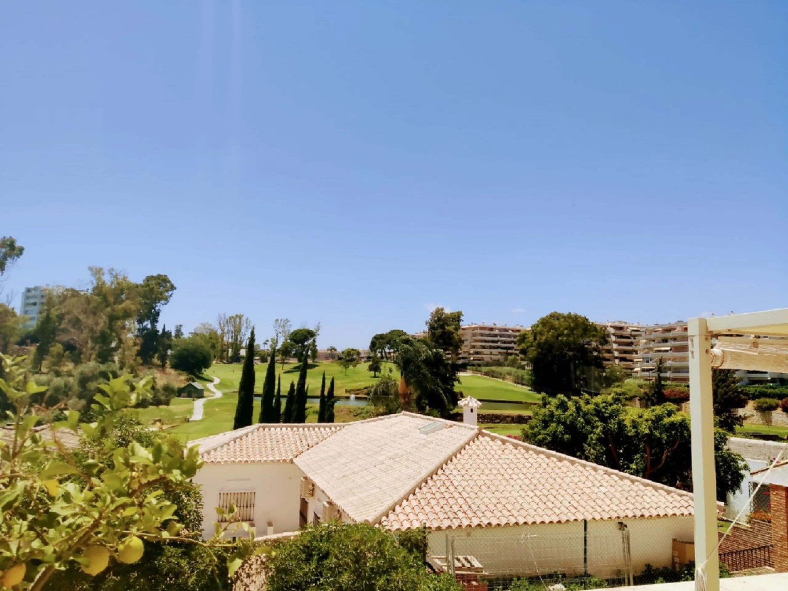 In the Guadalmina Alta area, especially amongst the golf club members, this is one of the most iconic buildings. Located just behind the 18th tee box & the 8th green, this apartment is a golfers paradise. You can relax on your terrace with panoramic golf 