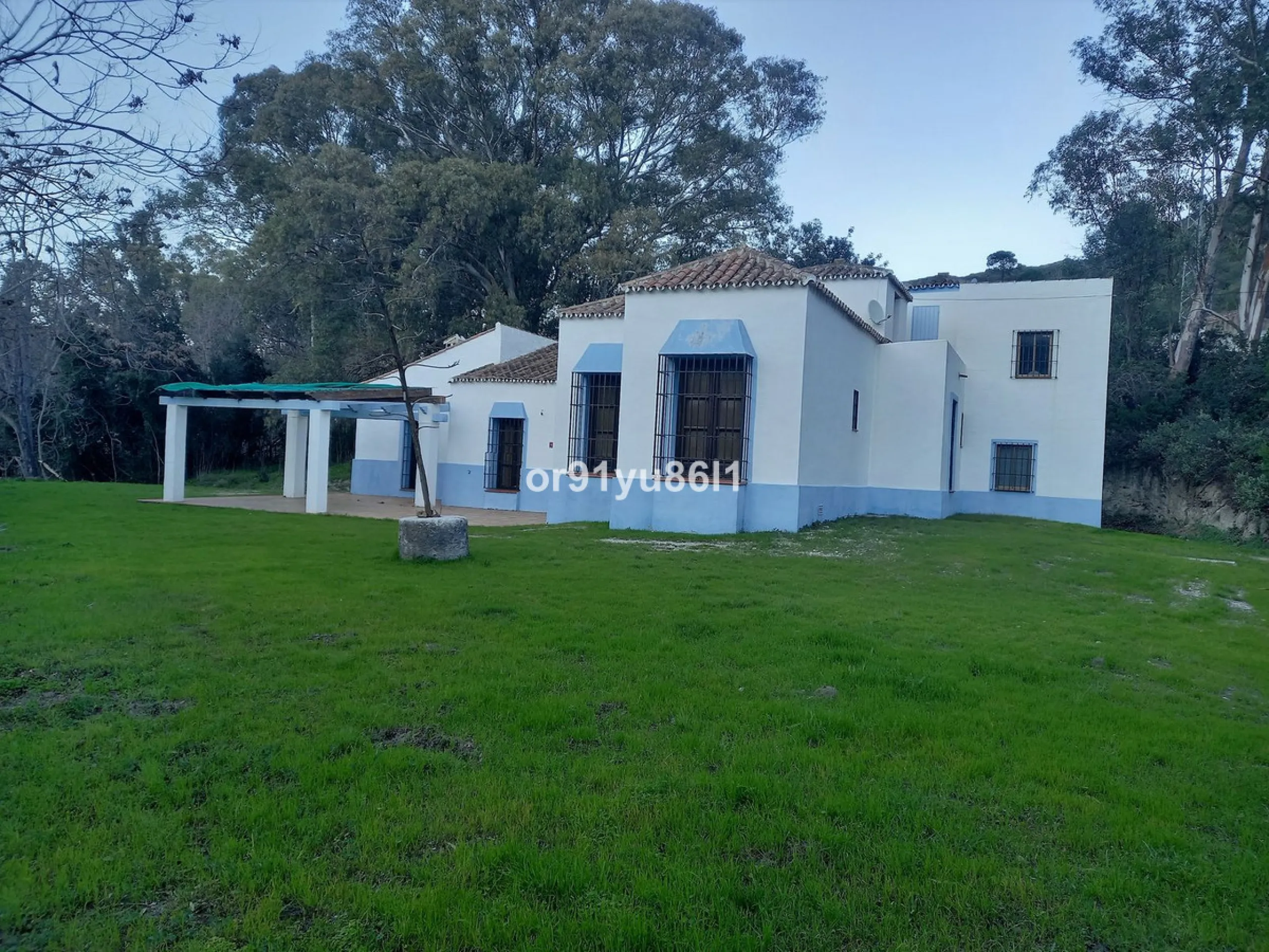 House - Finca - Cortijo в продаже в Casares, Málaga. В доме 5 спален и 4 ванных комнат. Площадь дома 370 м². Площадь участка 112000 м²