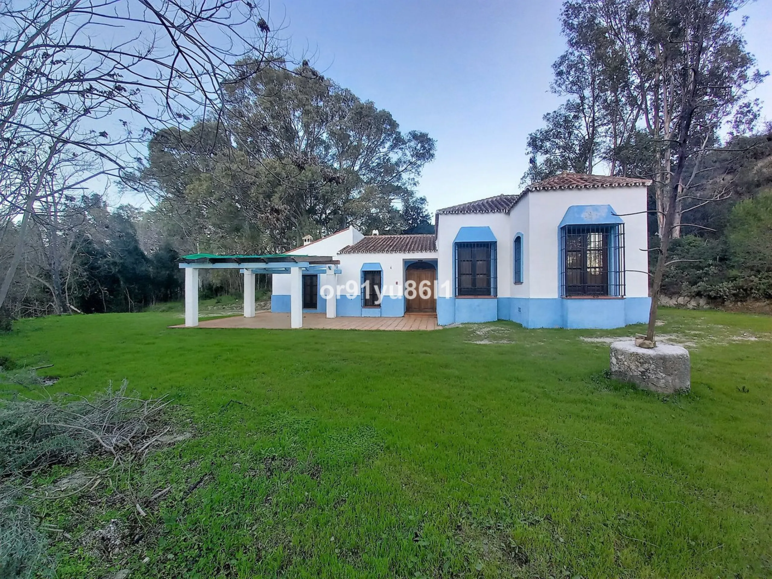 House - Finca - Cortijo в продаже в Casares, Málaga. В доме 5 спален и 4 ванных комнат. Площадь дома 370 м². Площадь участка 112000 м²