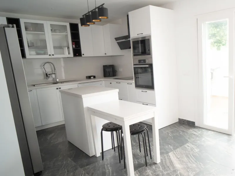 Spacious renovated semi-detached house with 200 m², 6 bedrooms and solar panels 5 minutes from Fuengirola
