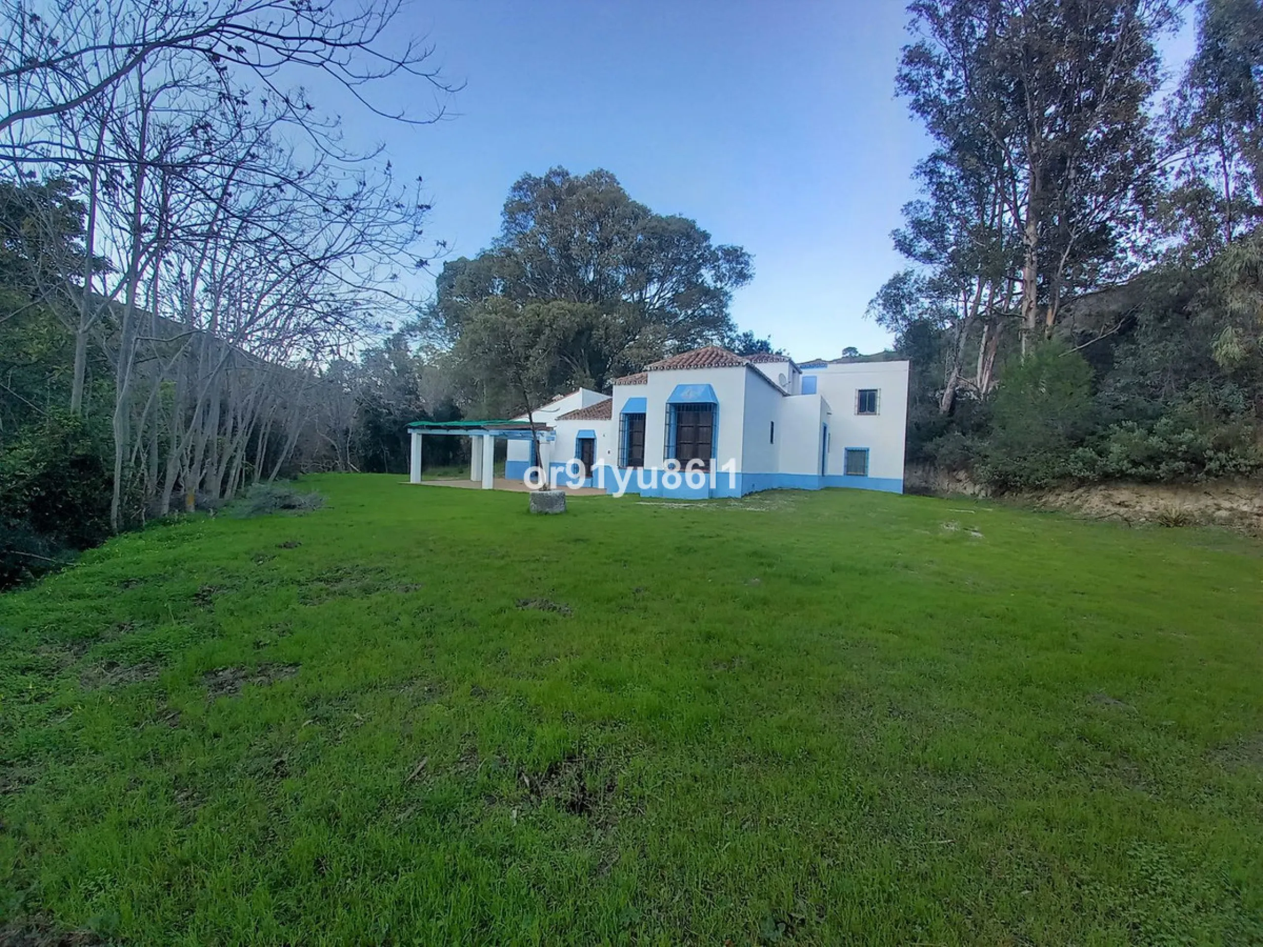 House - Finca - Cortijo в продаже в Casares, Málaga. В доме 5 спален и 4 ванных комнат. Площадь дома 370 м². Площадь участка 112000 м²