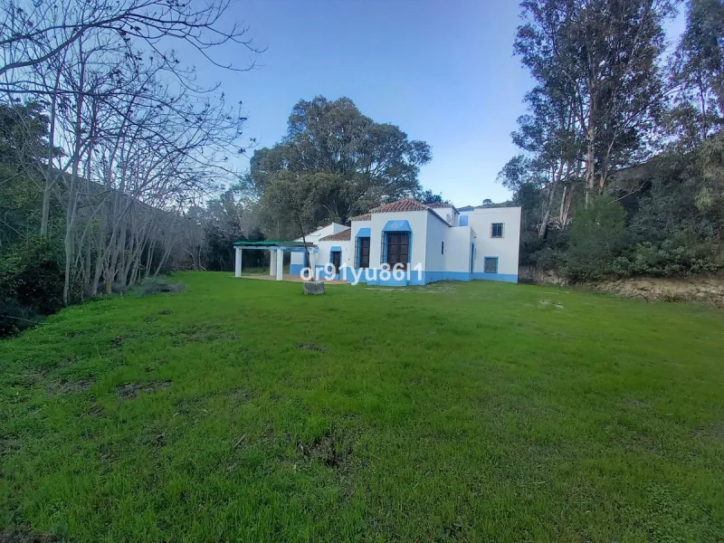 House - Finca - Cortijo в продаже в Casares, Málaga. В доме 5 спален и 4 ванных комнат. Площадь дома 370 м². Площадь участка 112000 м²
