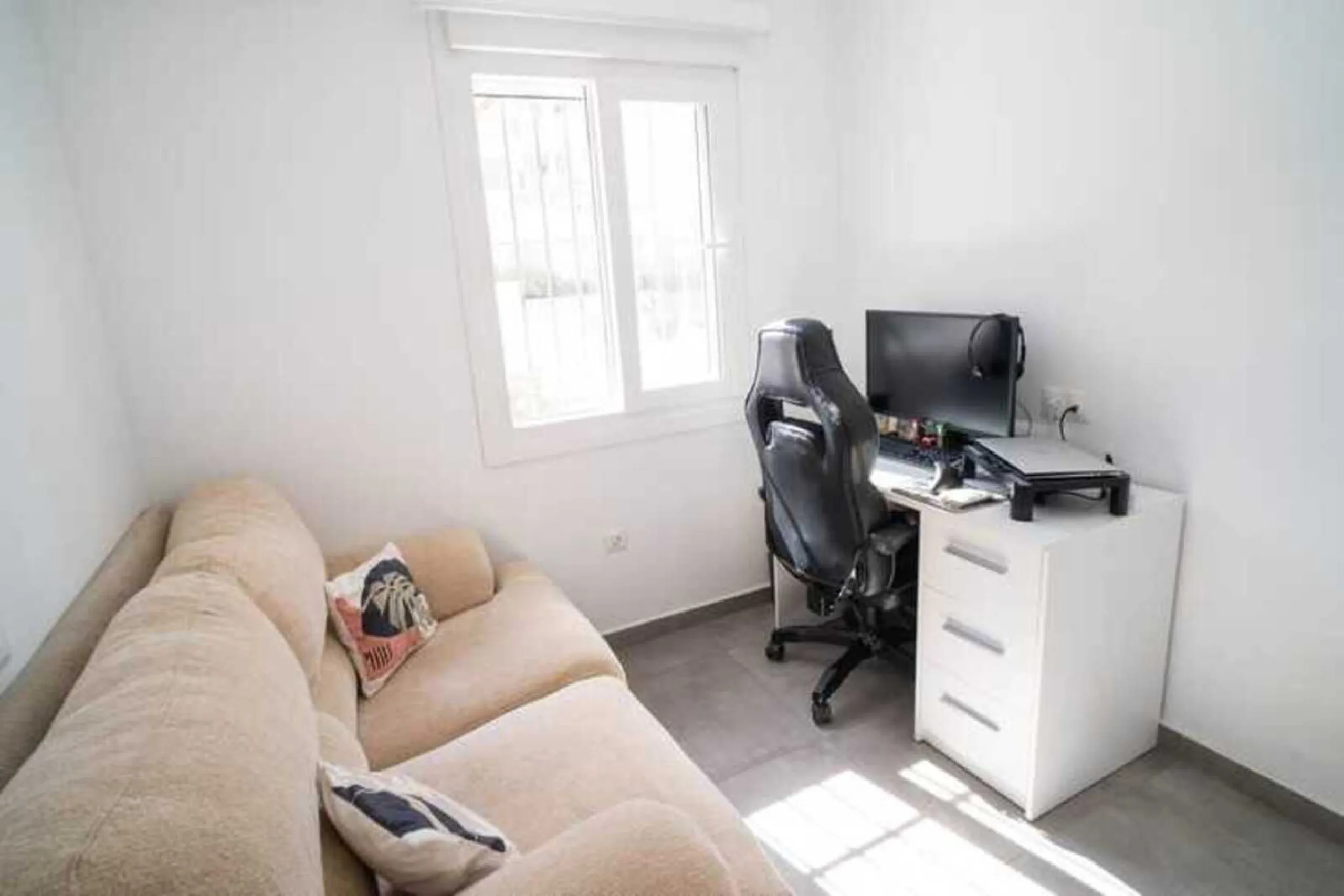 Spacious renovated semi-detached house with 200 m², 6 bedrooms and solar panels 5 minutes from Fuengirola