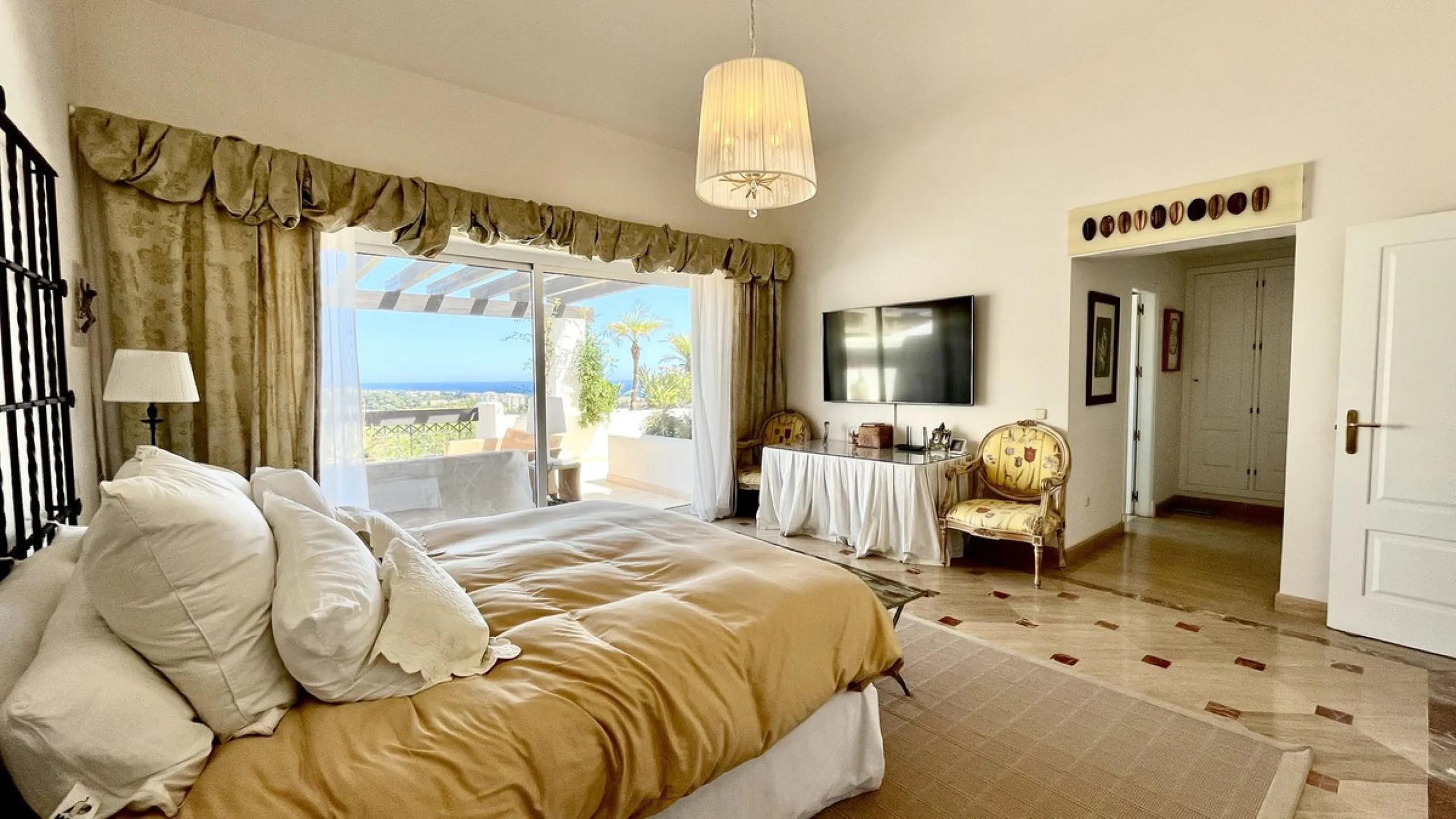 Huge last floor apartment with 360 degrees panoramic sea views