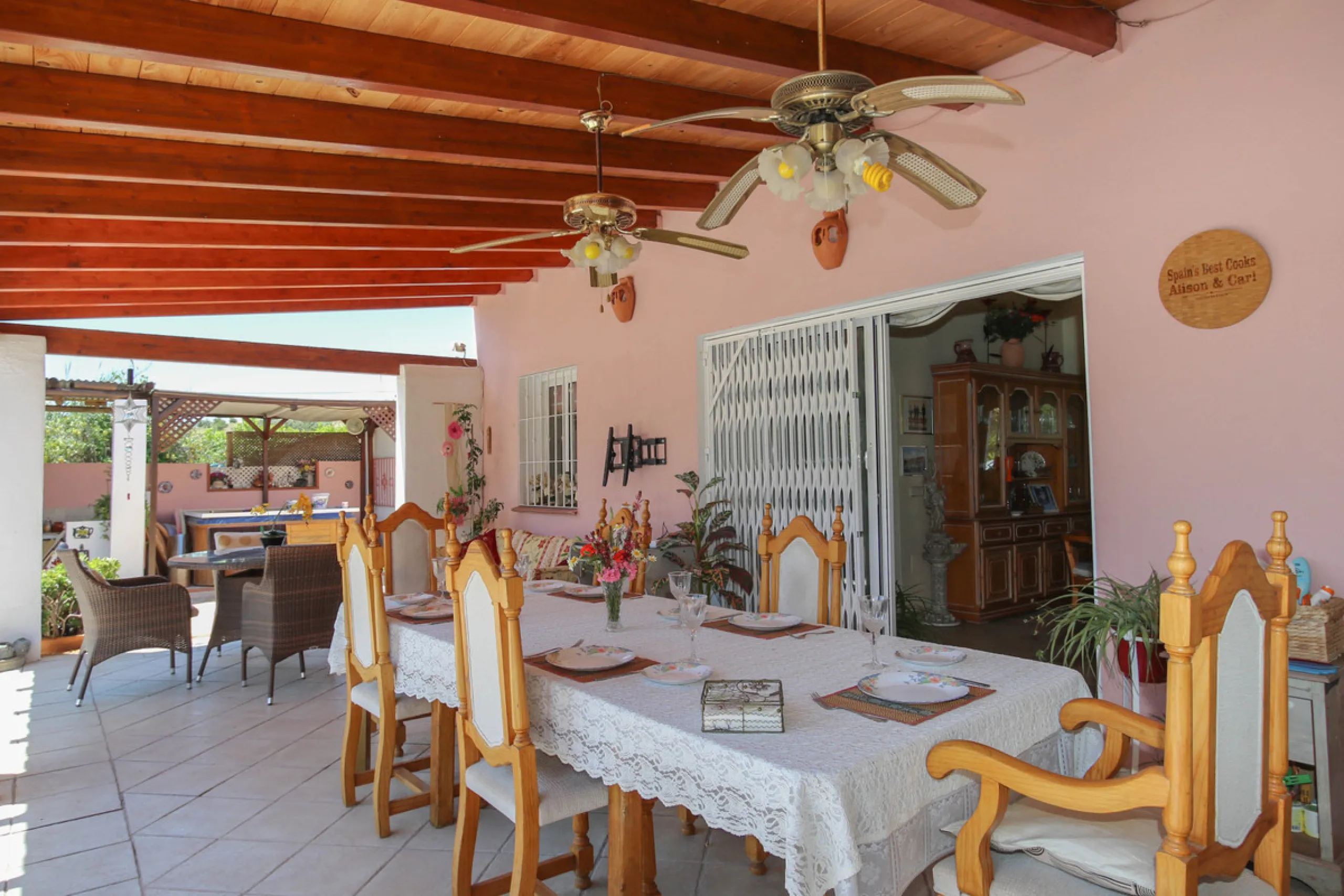 Geräumige Villa mit separatem Gästeappartement in ruhiger Lage