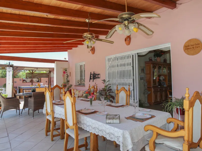 Geräumige Villa mit separatem Gästeappartement in ruhiger Lage