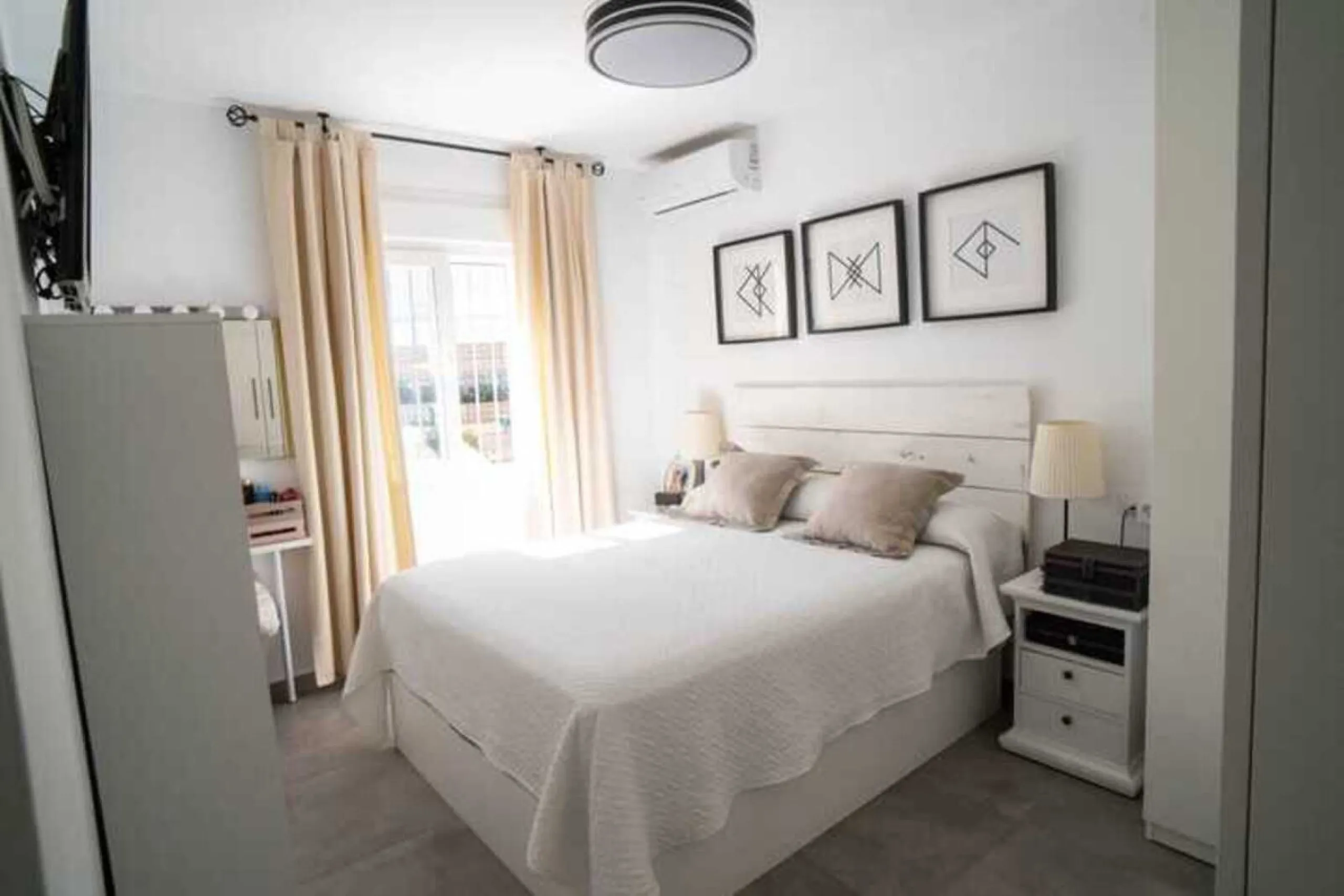 Spacious renovated semi-detached house with 200 m², 6 bedrooms and solar panels 5 minutes from Fuengirola