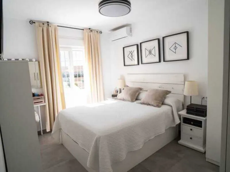Spacious renovated semi-detached house with 200 m², 6 bedrooms and solar panels 5 minutes from Fuengirola
