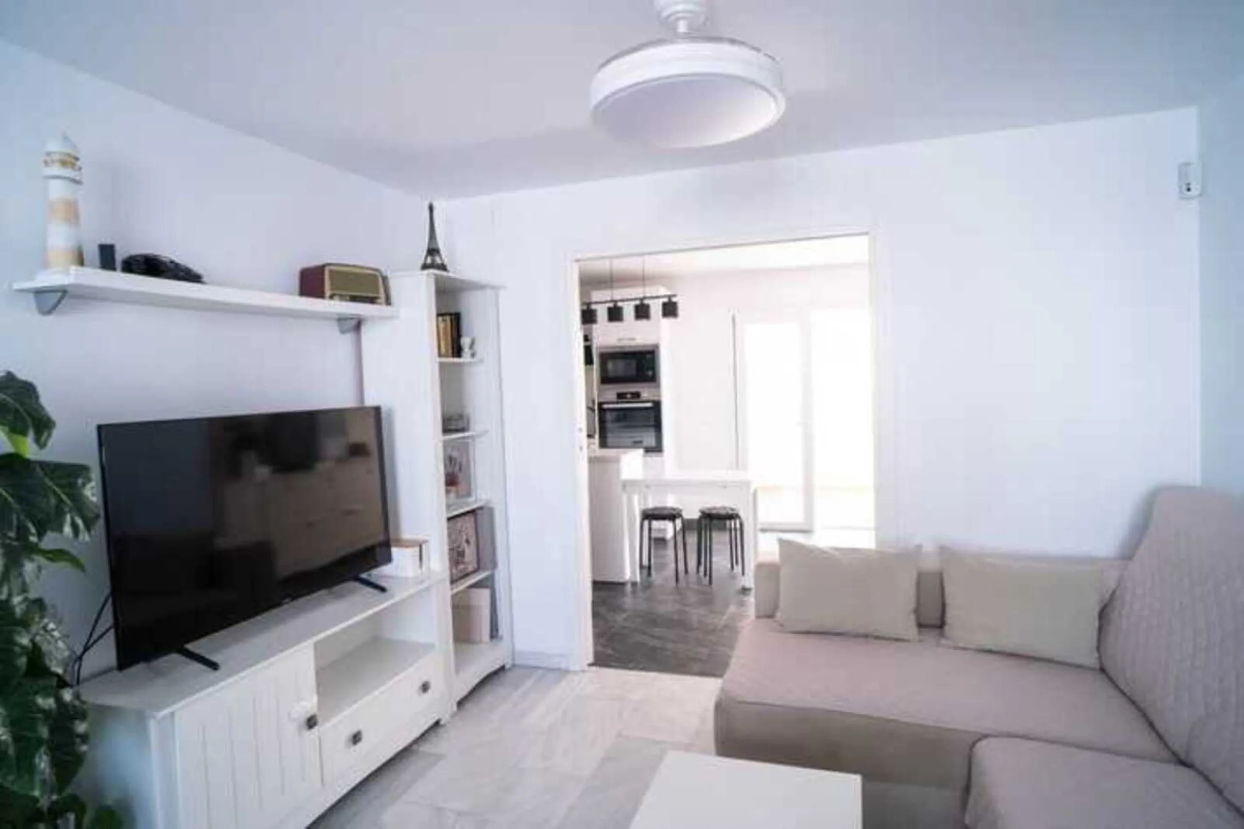 Spacious renovated semi-detached house with 200 m², 6 bedrooms and solar panels 5 minutes from Fuengirola