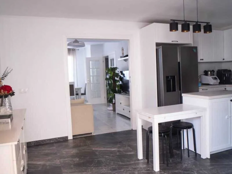 Spacious renovated semi-detached house with 200 m², 6 bedrooms and solar panels 5 minutes from Fuengirola