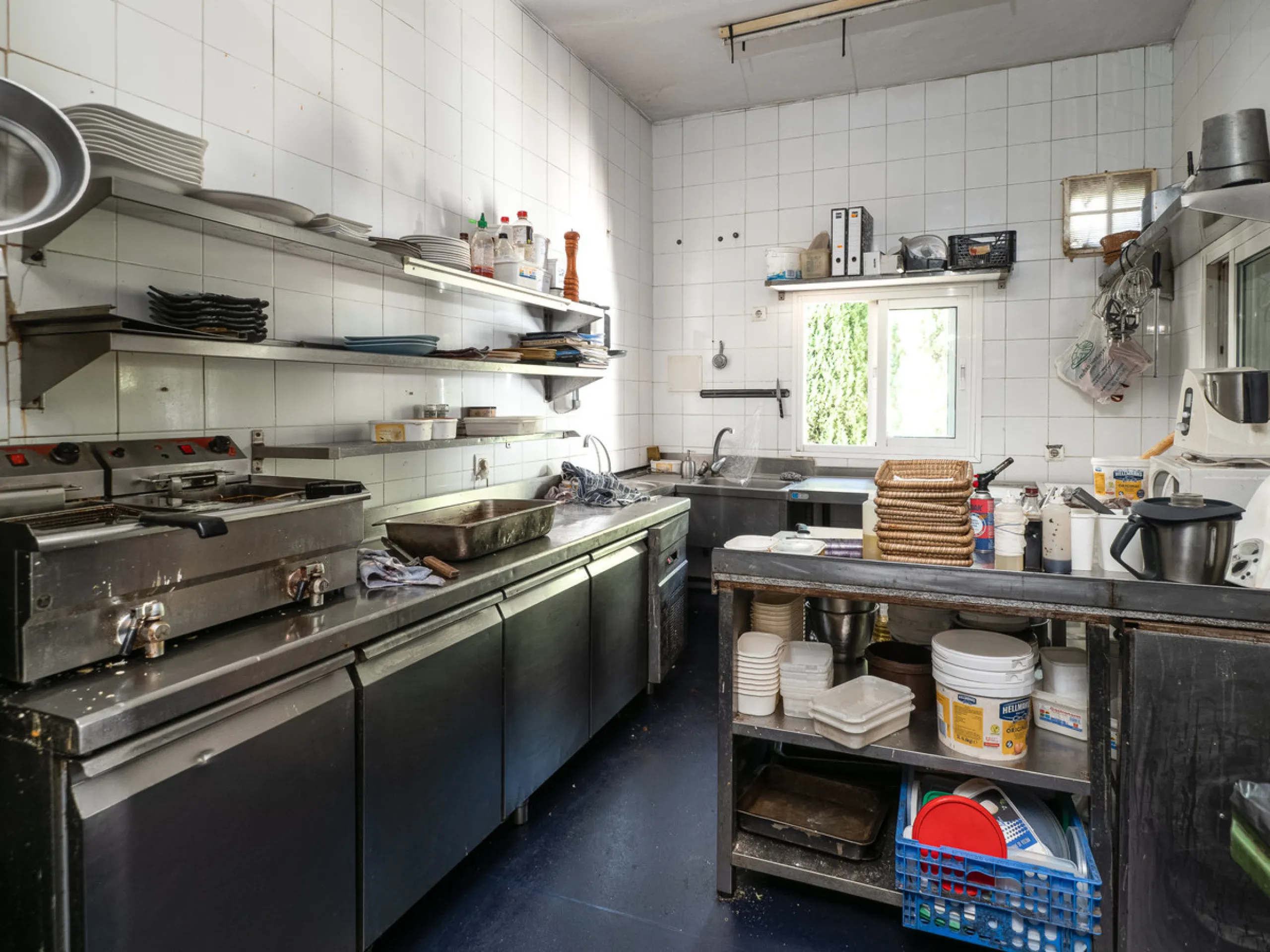Ресторан очень хорошо зарекомендовал себя более 20 лет, имеет отличный оборот и очень хорошую прибыль и в настоящее время настроен на предоставление сорока или пятидесяти покрытий за обслуживание, хотя способен на гораздо большее. Здесь есть большая профе