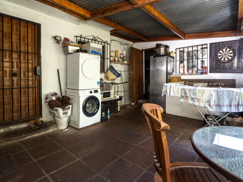 Ресторан очень хорошо зарекомендовал себя более 20 лет, имеет отличный оборот и очень хорошую прибыль и в настоящее время настроен на предоставление сорока или пятидесяти покрытий за обслуживание, хотя способен на гораздо большее. Здесь есть большая профе