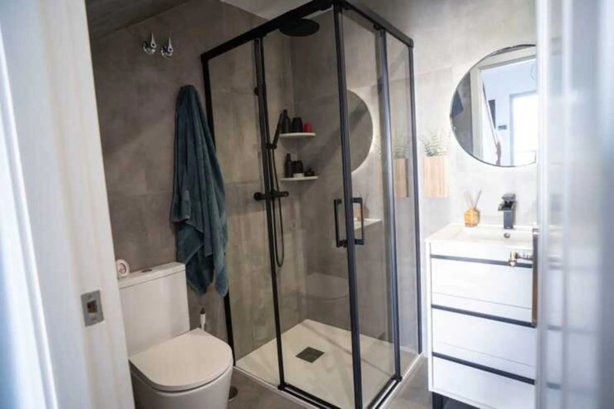 Spacious renovated semi-detached house with 200 m², 6 bedrooms and solar panels 5 minutes from Fuengirola