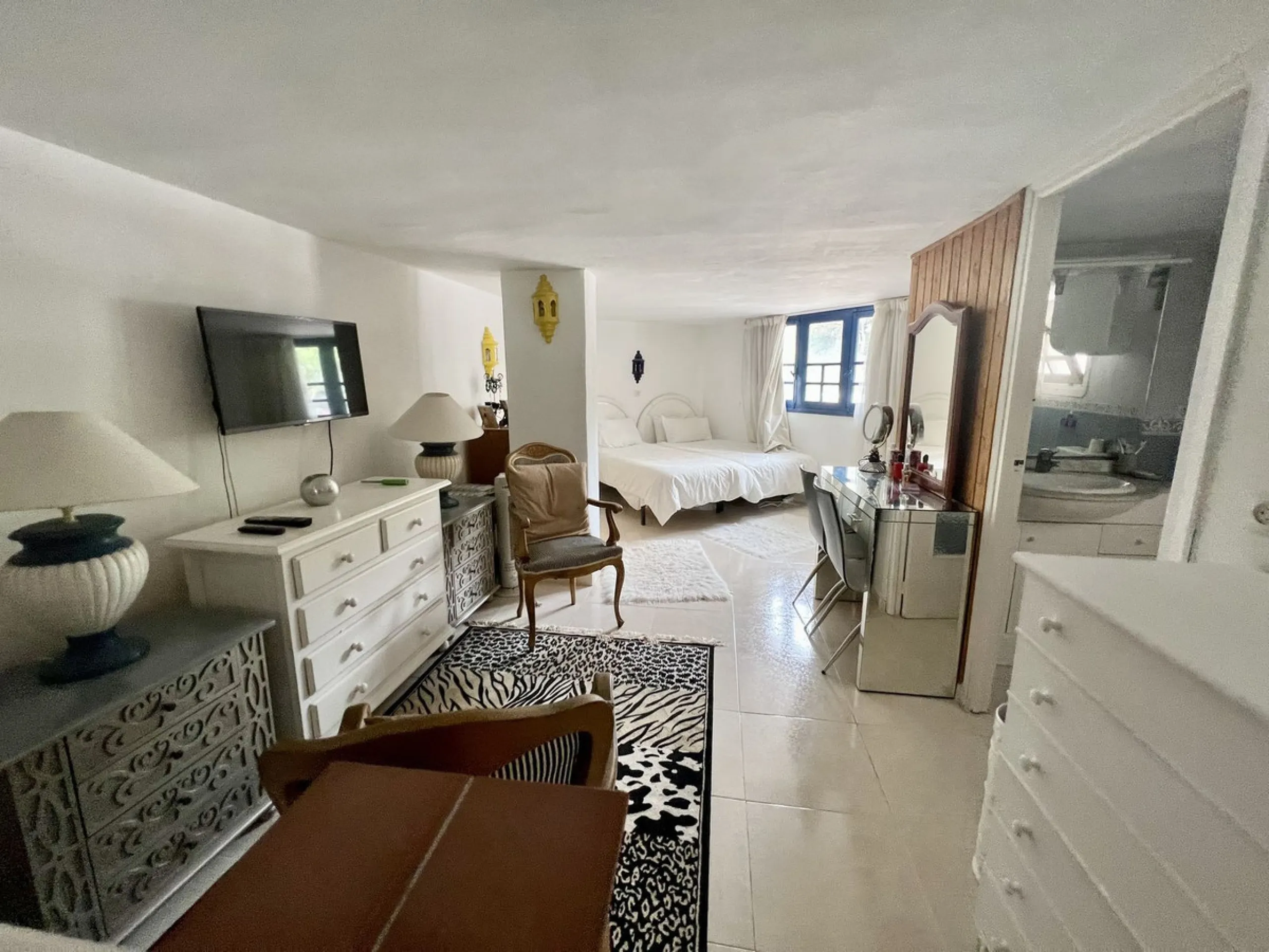 Freehold This is an interesting property with lots of investment potential it has a small shop downstairs on the main square of Cabopino and also a studio apartment on the upper level.