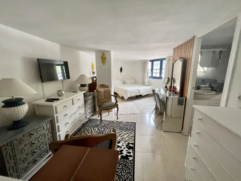 Freehold This is an interesting property with lots of investment potential it has a small shop downstairs on the main square of Cabopino and also a studio apartment on the upper level.