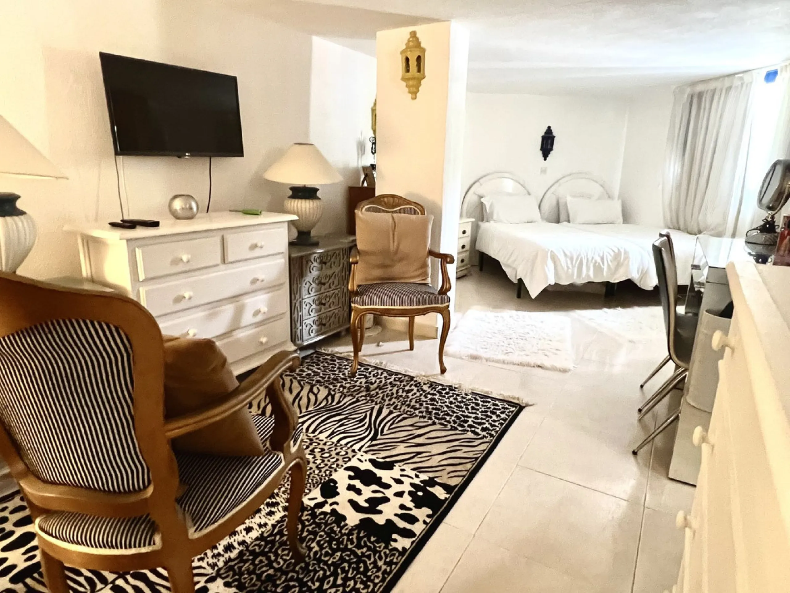 Freehold This is an interesting property with lots of investment potential it has a small shop downstairs on the main square of Cabopino and also a studio apartment on the upper level.