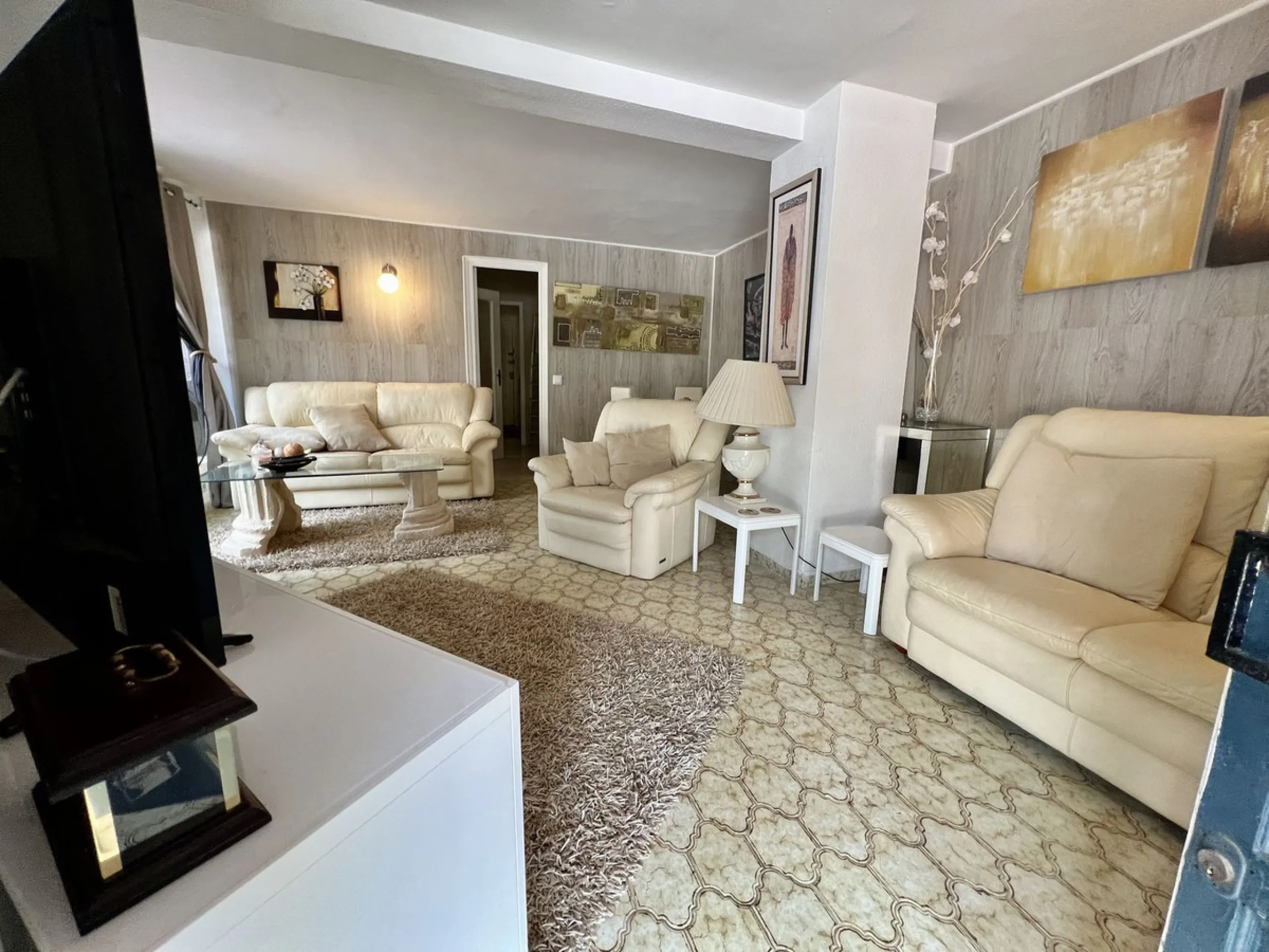 Freehold This is an interesting property with lots of investment potential it has a small shop downstairs on the main square of Cabopino and also a studio apartment on the upper level.