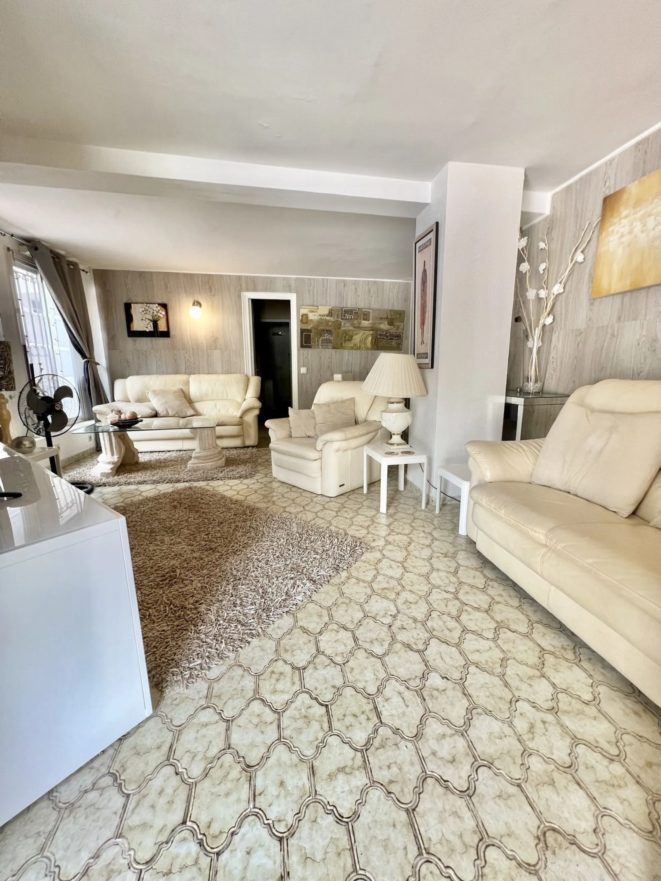 Freehold This is an interesting property with lots of investment potential it has a small shop downstairs on the main square of Cabopino and also a studio apartment on the upper level.