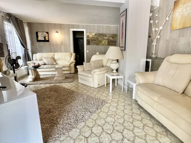 Freehold This is an interesting property with lots of investment potential it has a small shop downstairs on the main square of Cabopino and also a studio apartment on the upper level.