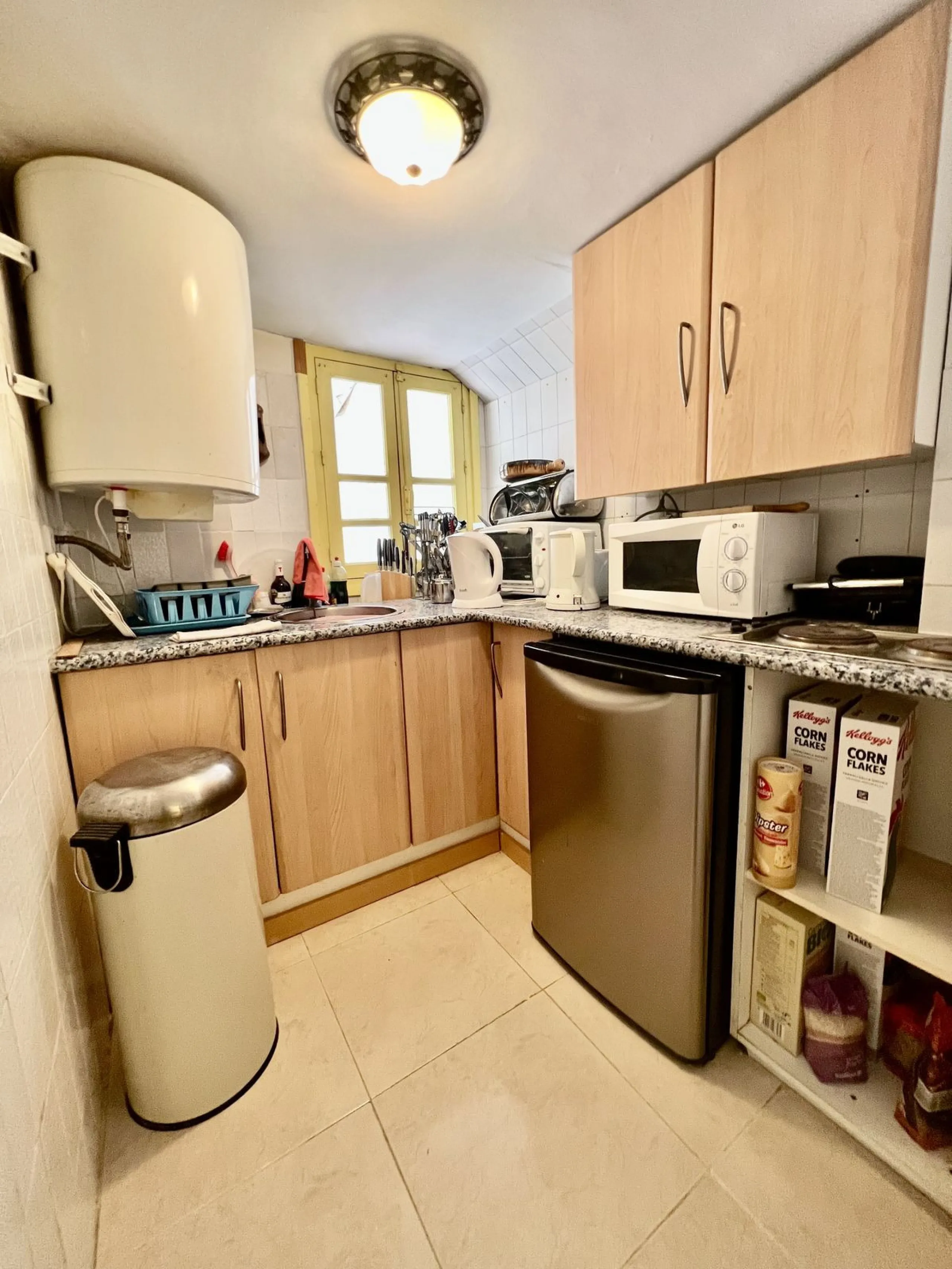 Freehold This is an interesting property with lots of investment potential it has a small shop downstairs on the main square of Cabopino and also a studio apartment on the upper level.