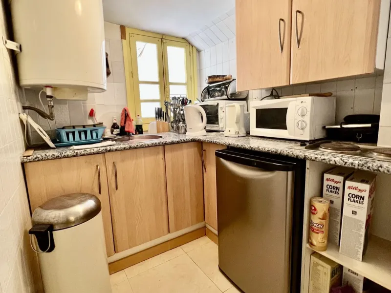 Freehold This is an interesting property with lots of investment potential it has a small shop downstairs on the main square of Cabopino and also a studio apartment on the upper level.