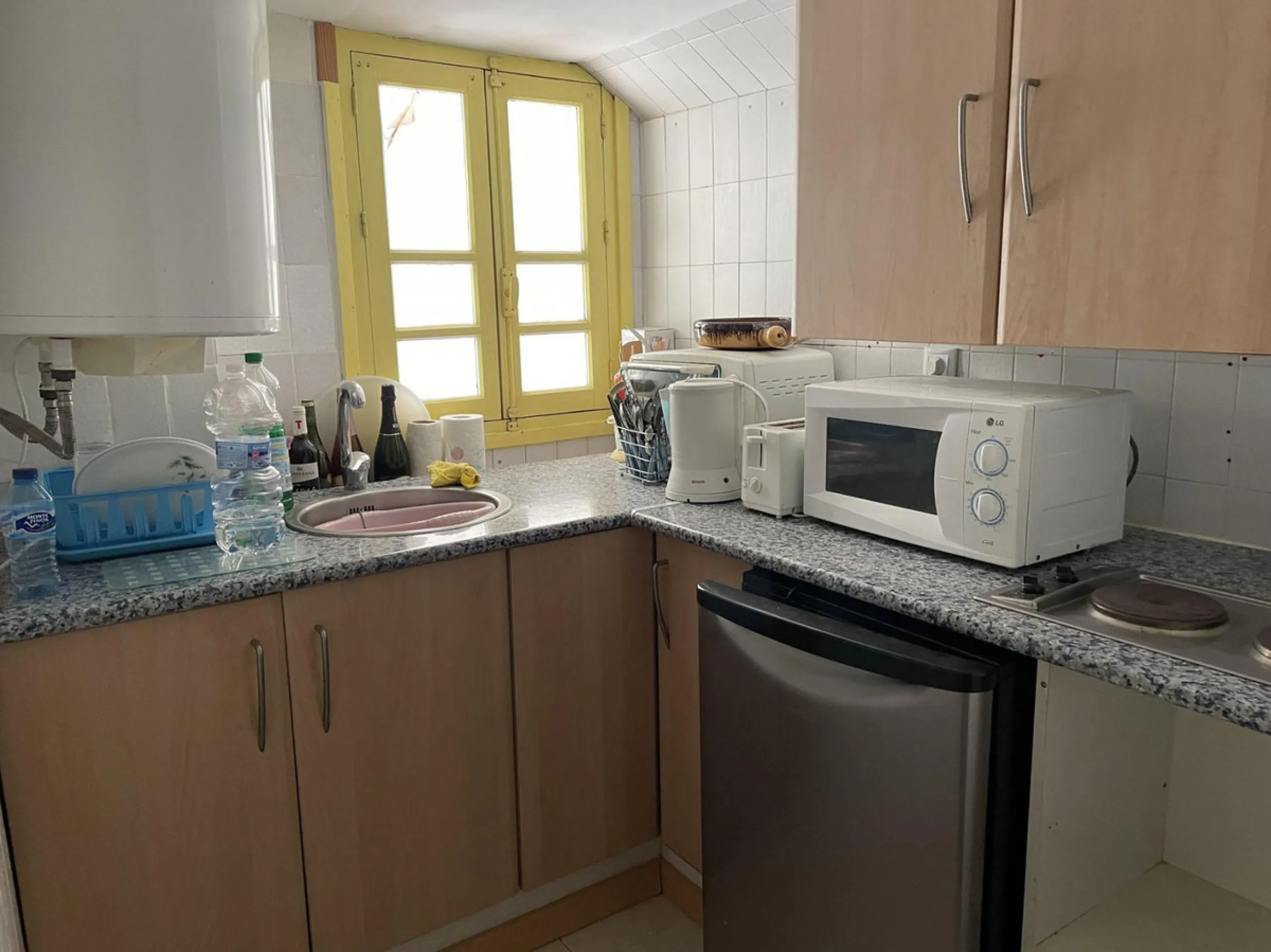 Freehold This is an interesting property with lots of investment potential it has a small shop downstairs on the main square of Cabopino and also a studio apartment on the upper level.