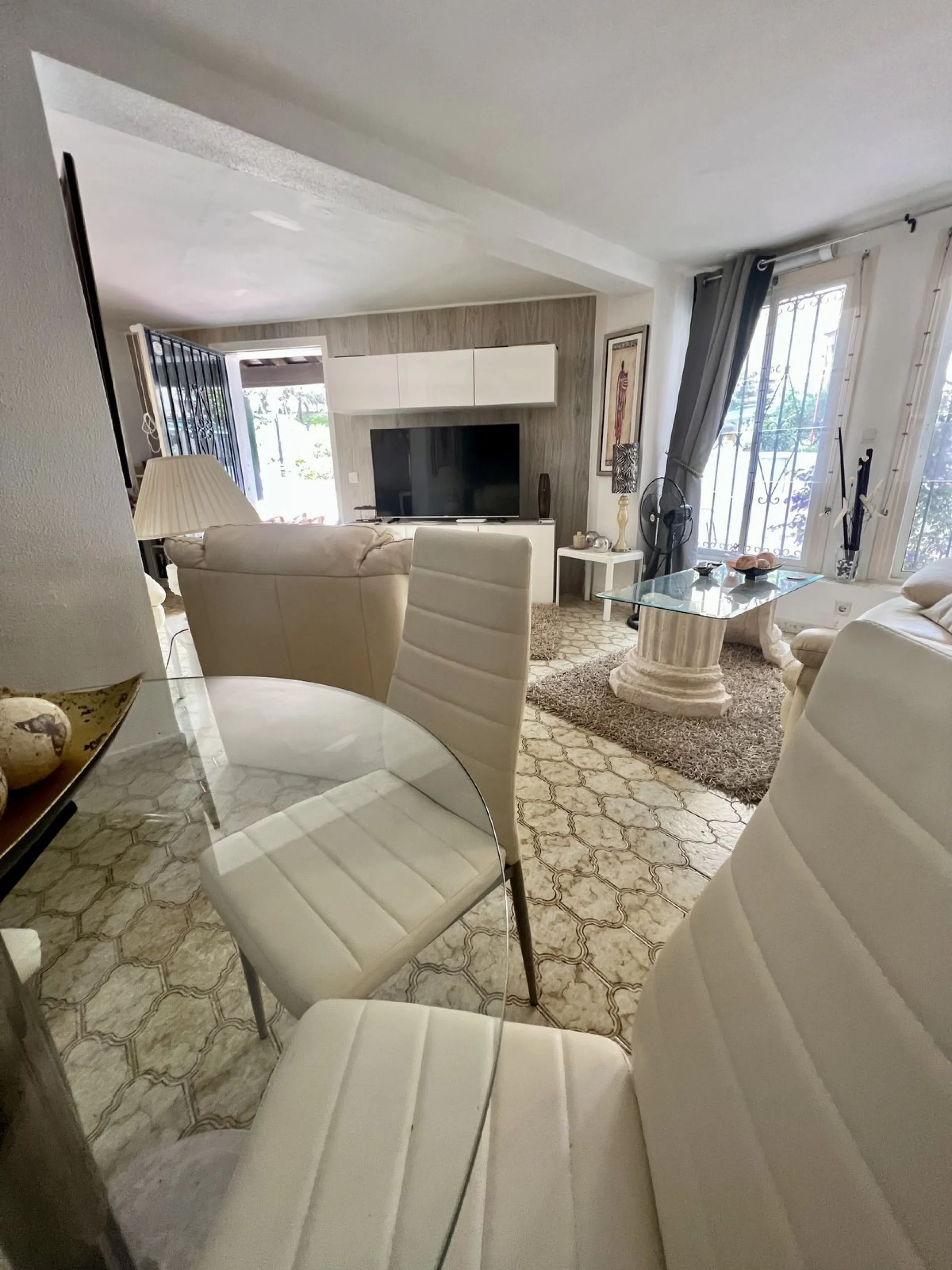 Freehold This is an interesting property with lots of investment potential it has a small shop downstairs on the main square of Cabopino and also a studio apartment on the upper level.