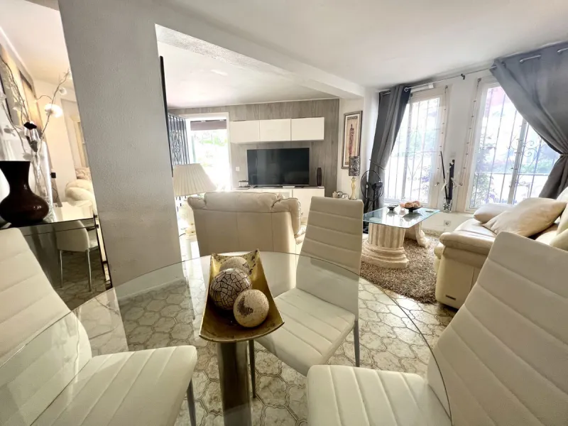 Freehold This is an interesting property with lots of investment potential it has a small shop downstairs on the main square of Cabopino and also a studio apartment on the upper level.