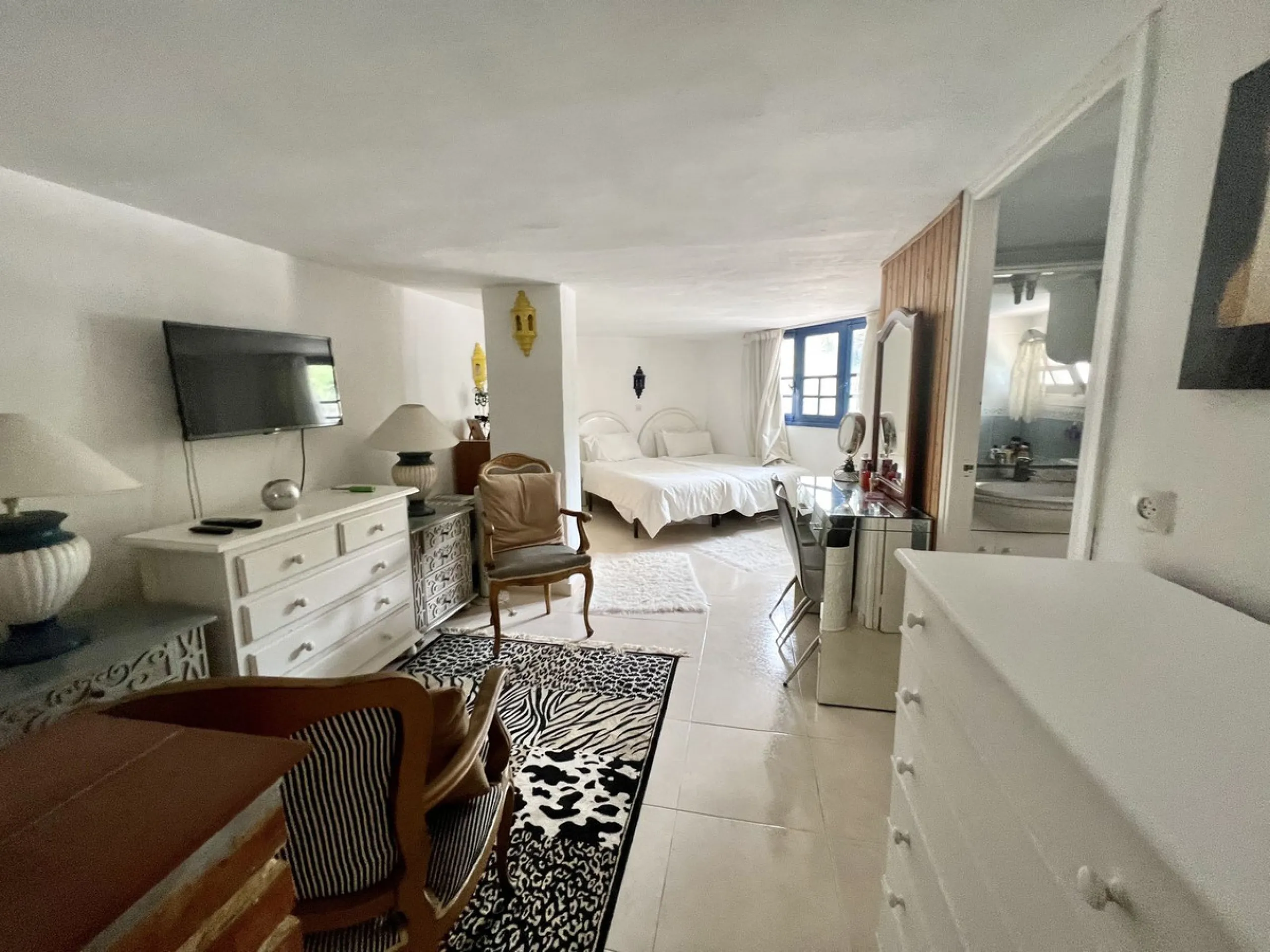 Freehold This is an interesting property with lots of investment potential it has a small shop downstairs on the main square of Cabopino and also a studio apartment on the upper level.