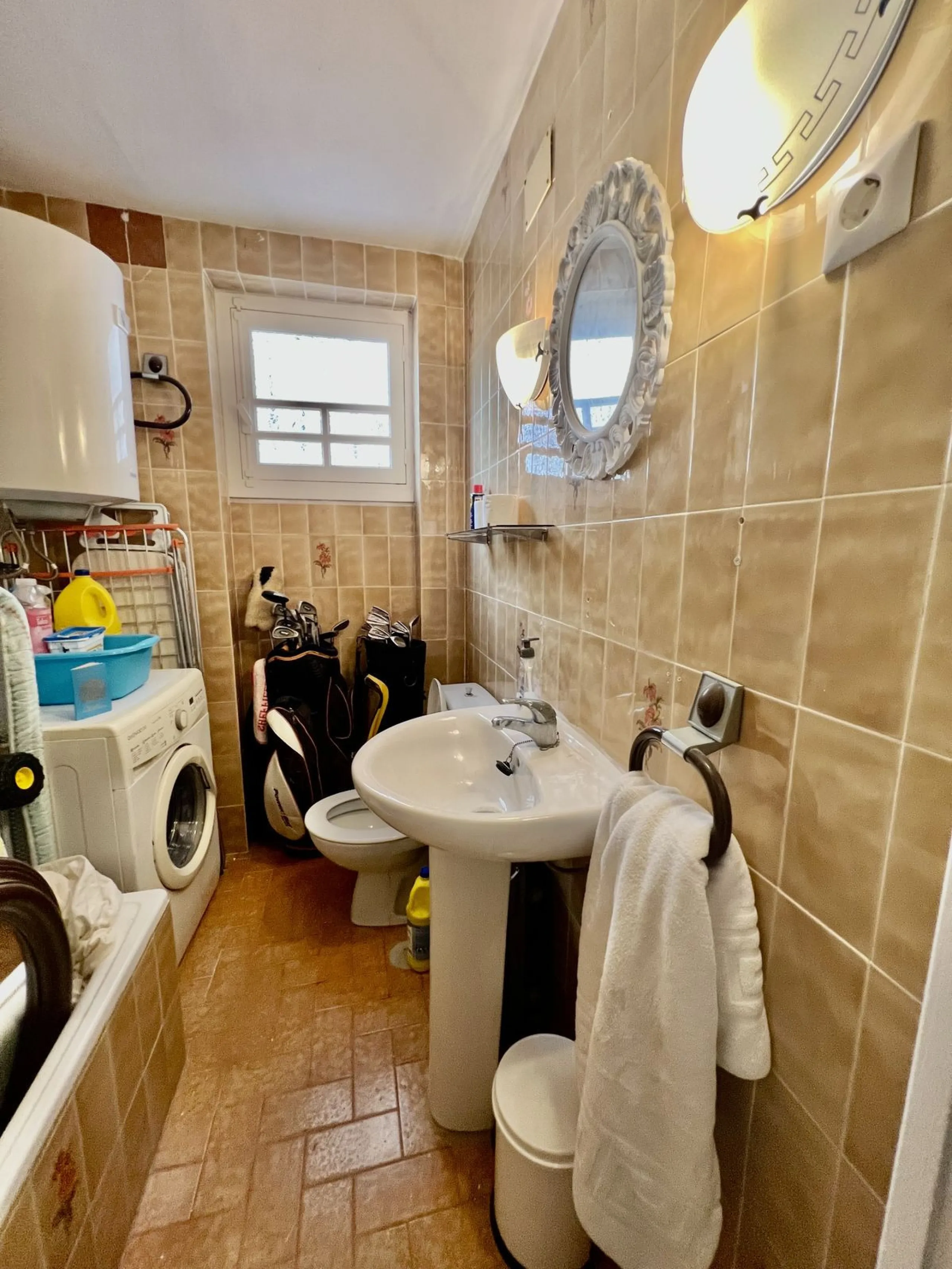 Freehold This is an interesting property with lots of investment potential it has a small shop downstairs on the main square of Cabopino and also a studio apartment on the upper level.