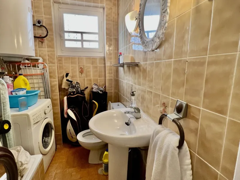 Freehold This is an interesting property with lots of investment potential it has a small shop downstairs on the main square of Cabopino and also a studio apartment on the upper level.