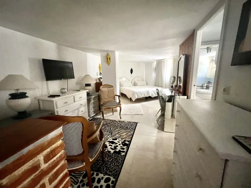 Freehold This is an interesting property with lots of investment potential it has a small shop downstairs on the main square of Cabopino and also a studio apartment on the upper level.