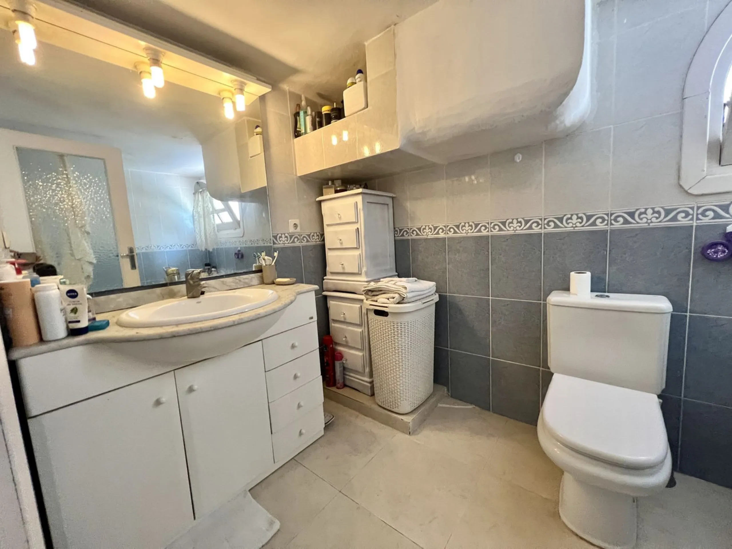 Freehold This is an interesting property with lots of investment potential it has a small shop downstairs on the main square of Cabopino and also a studio apartment on the upper level.