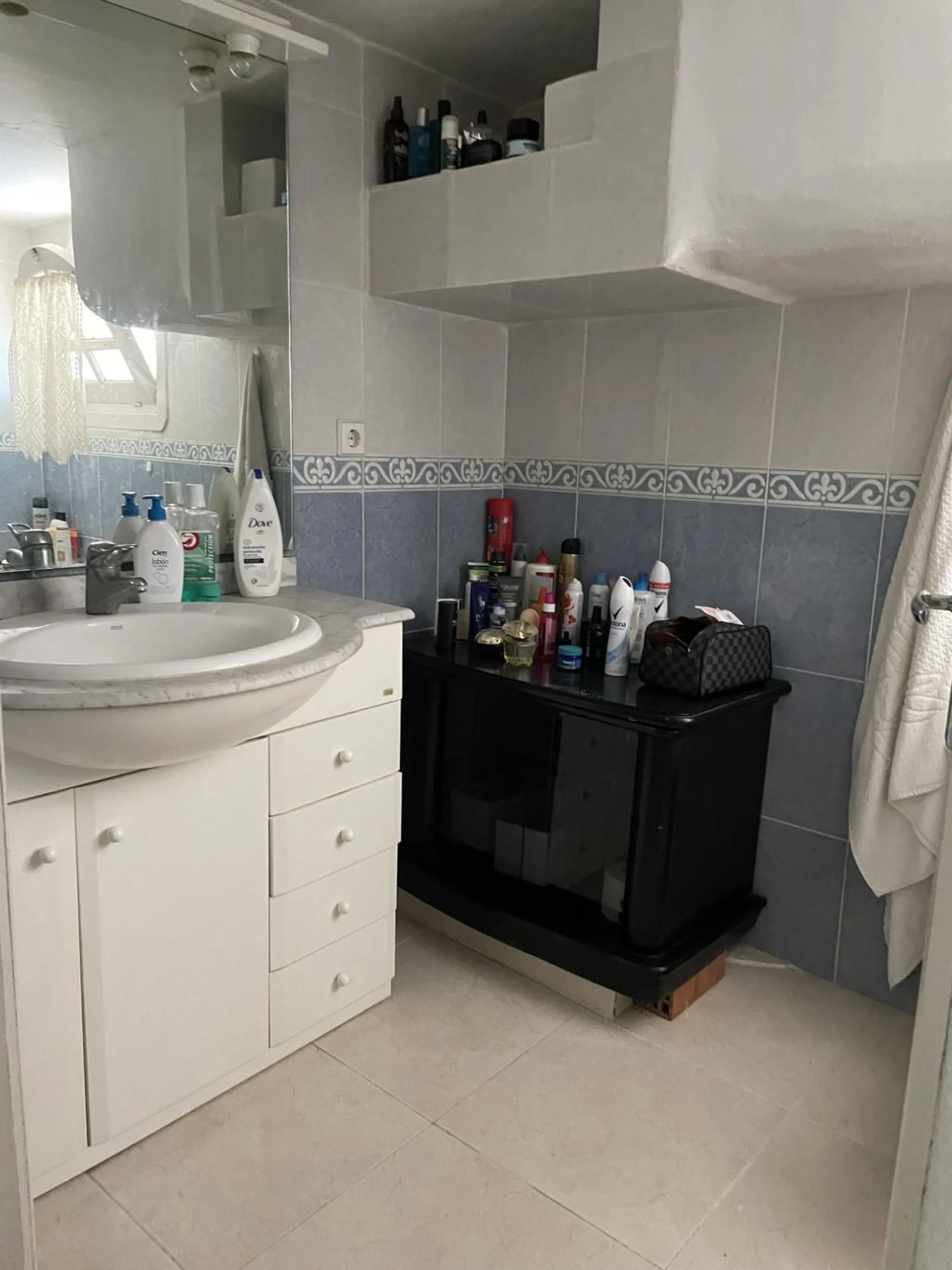 Freehold This is an interesting property with lots of investment potential it has a small shop downstairs on the main square of Cabopino and also a studio apartment on the upper level.