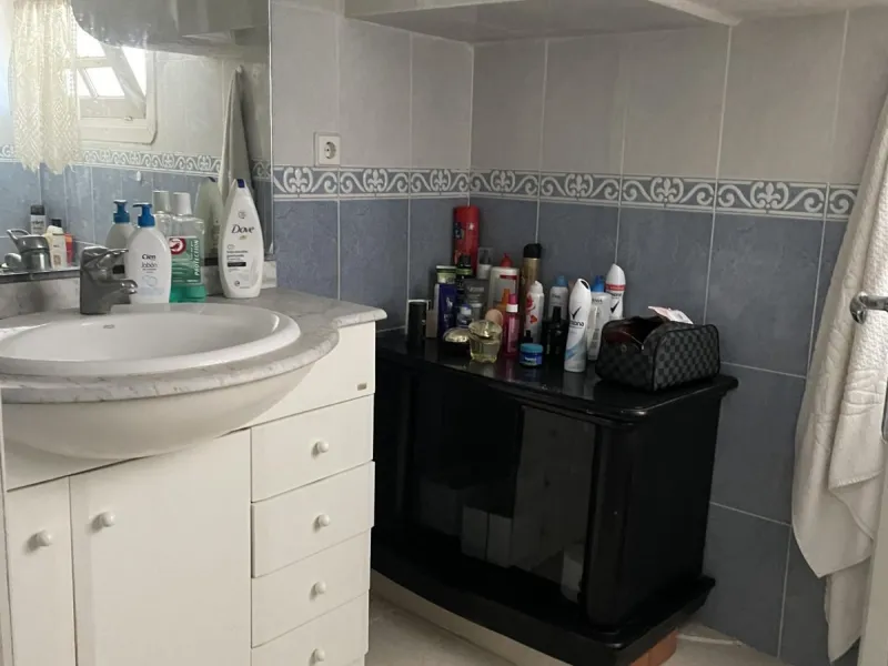 Freehold This is an interesting property with lots of investment potential it has a small shop downstairs on the main square of Cabopino and also a studio apartment on the upper level.