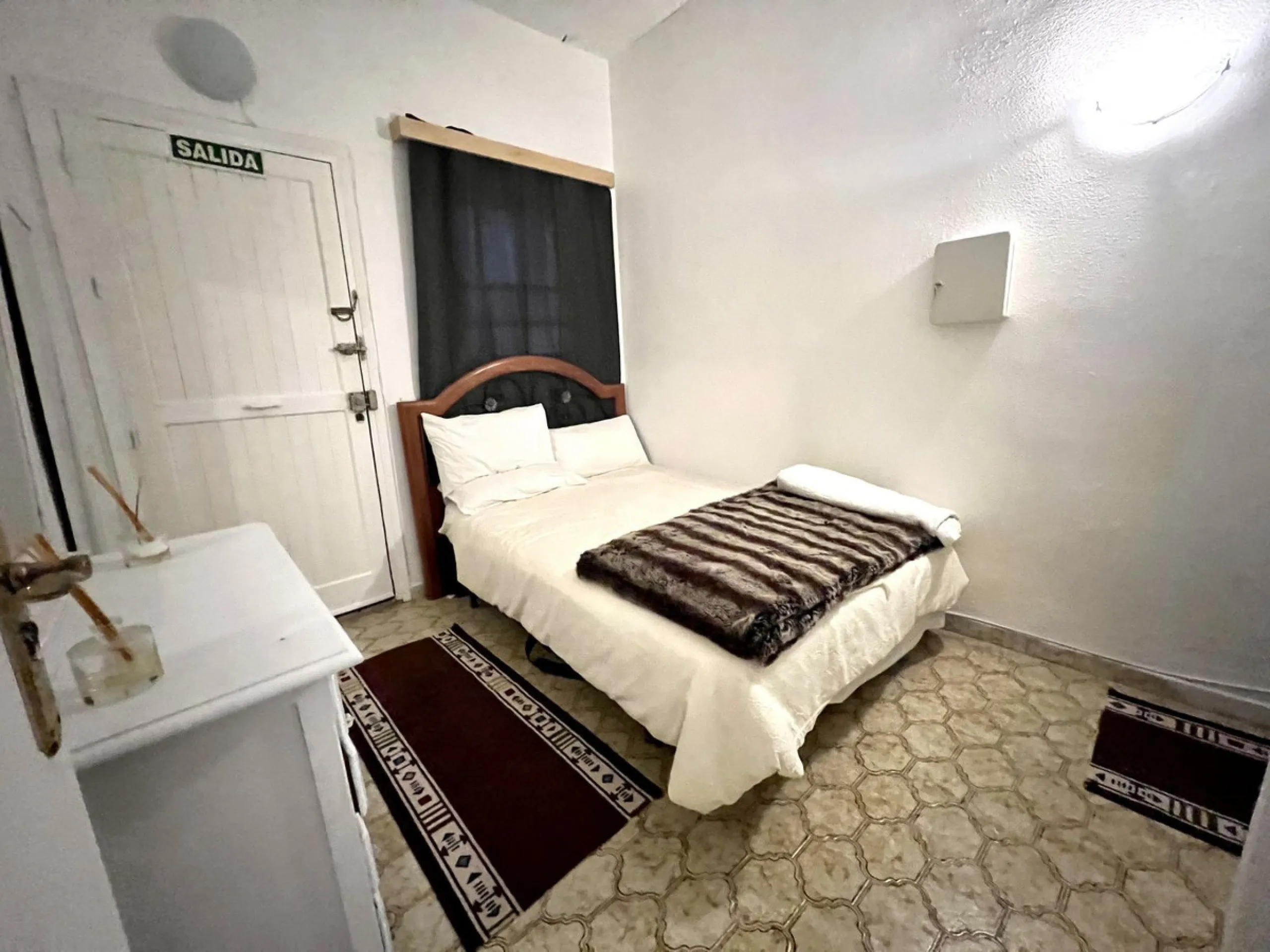 Freehold This is an interesting property with lots of investment potential it has a small shop downstairs on the main square of Cabopino and also a studio apartment on the upper level.