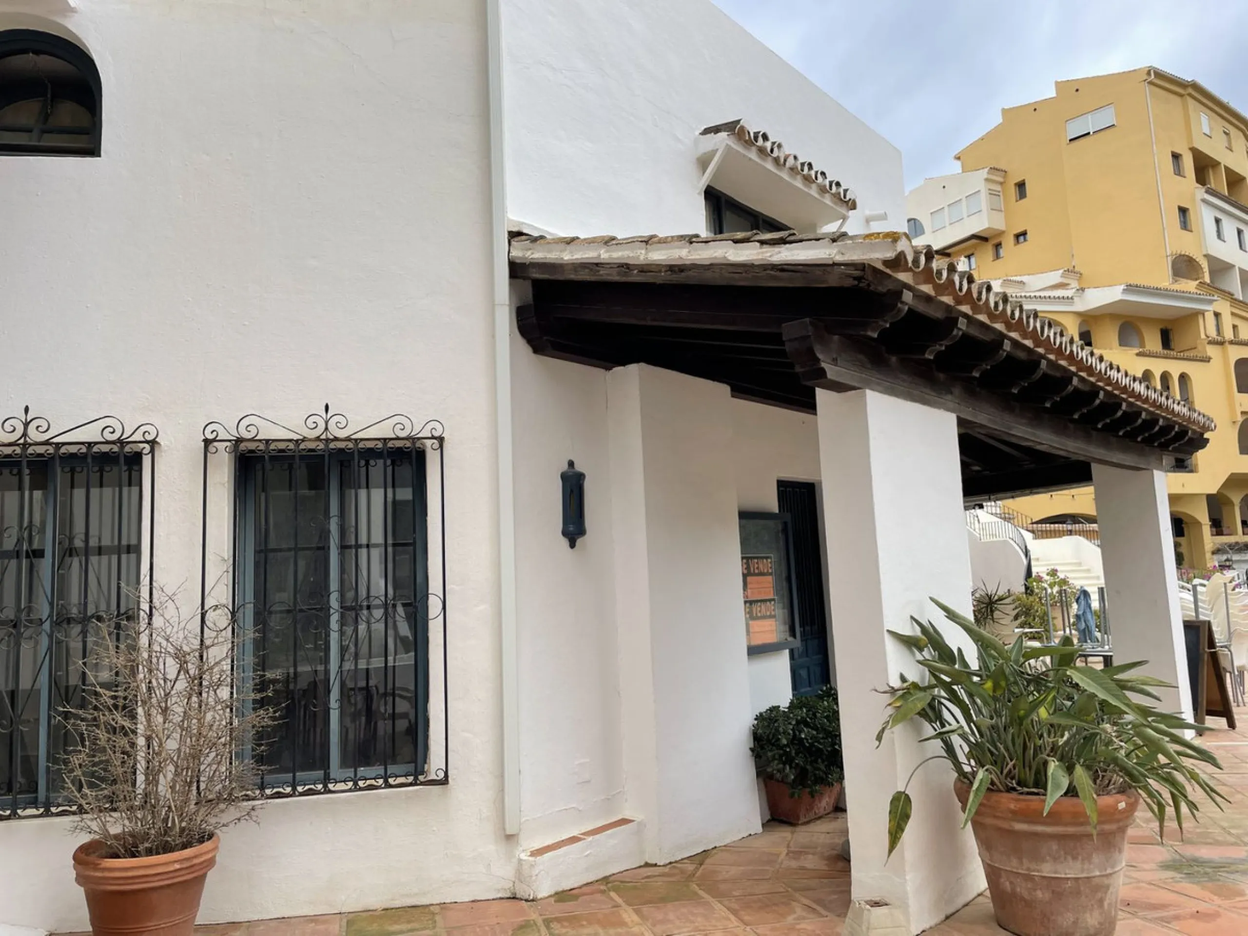 Freehold This is an interesting property with lots of investment potential it has a small shop downstairs on the main square of Cabopino and also a studio apartment on the upper level.