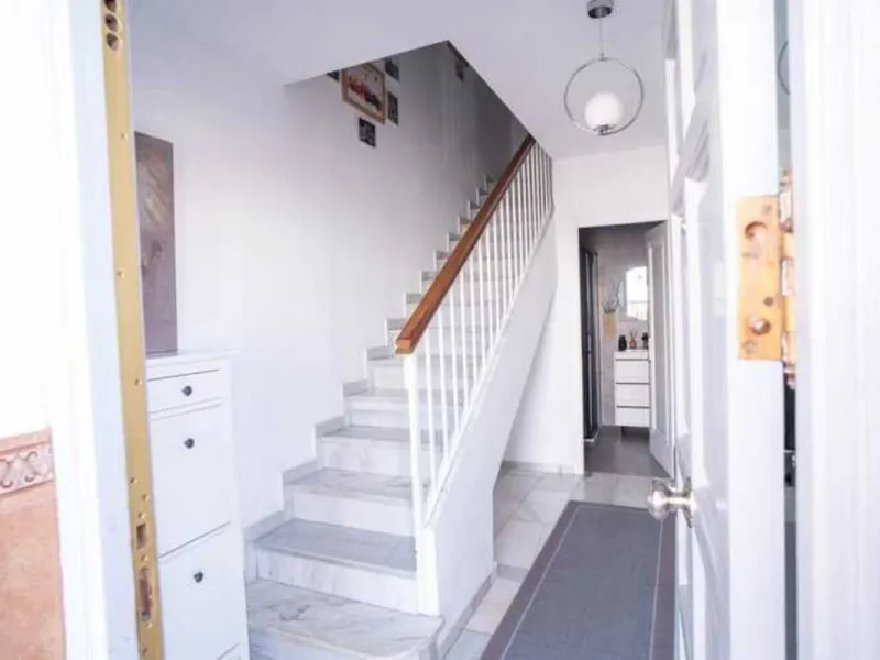 Spacious renovated semi-detached house with 200 m², 6 bedrooms and solar panels 5 minutes from Fuengirola
