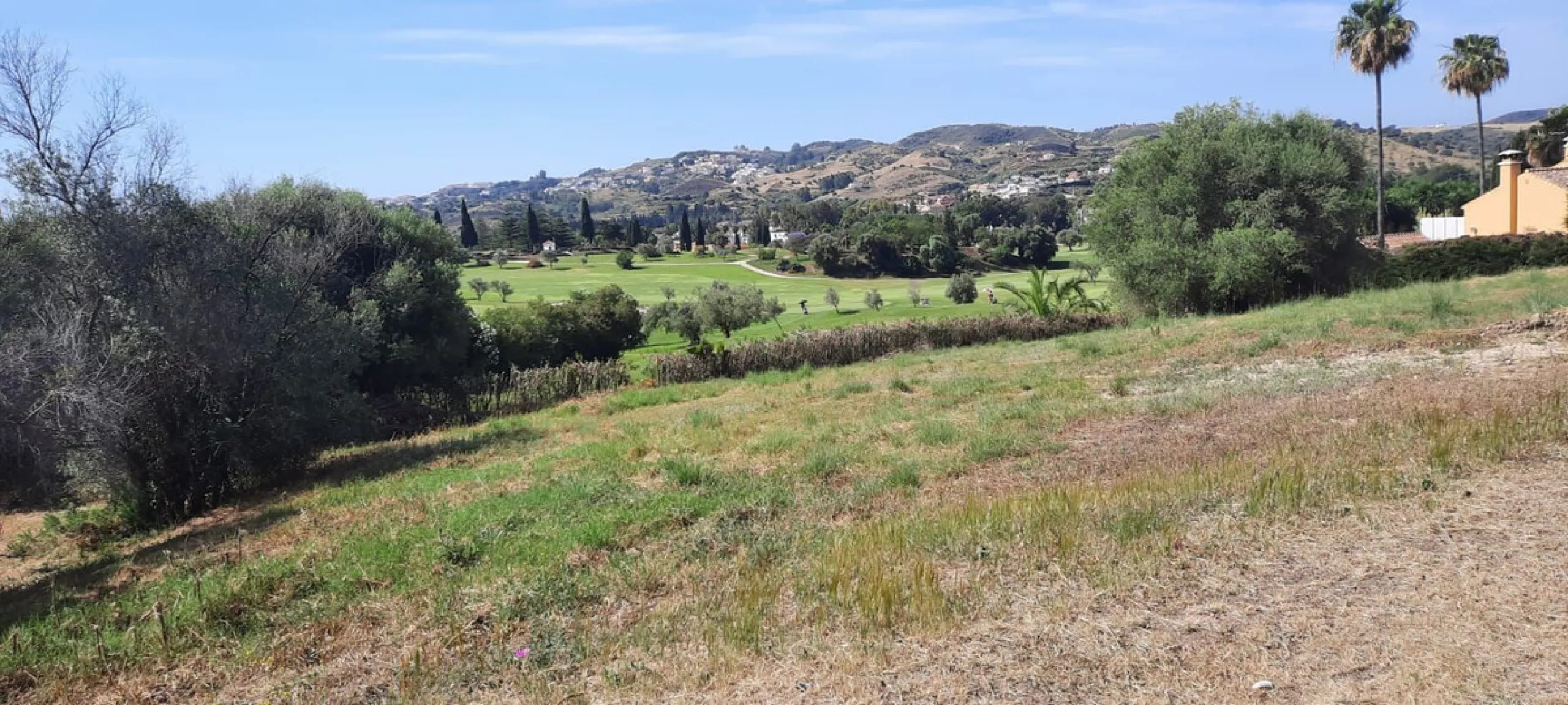 Plot for sale with a modern contemporary style villa project with Andalucian influence, located in a unique and privileged prime south facing location fronting on the the 1st tee of Los Olivos in Mijas Golf, a step away to the La Zambra Hotel, of the unbo