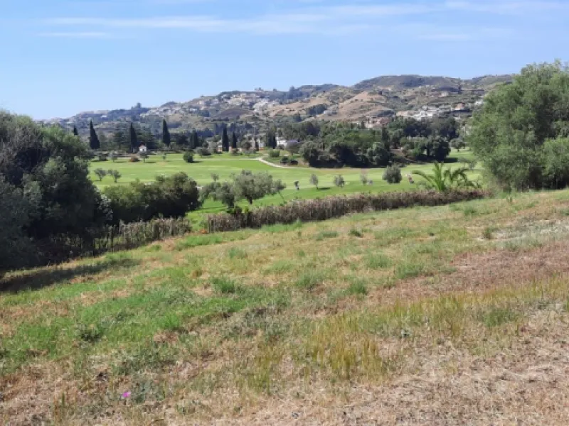 Plot for sale with a modern contemporary style villa project with Andalucian influence, located in a unique and privileged prime south facing location fronting on the the 1st tee of Los Olivos in Mijas Golf, a step away to the La Zambra Hotel, of the unbo