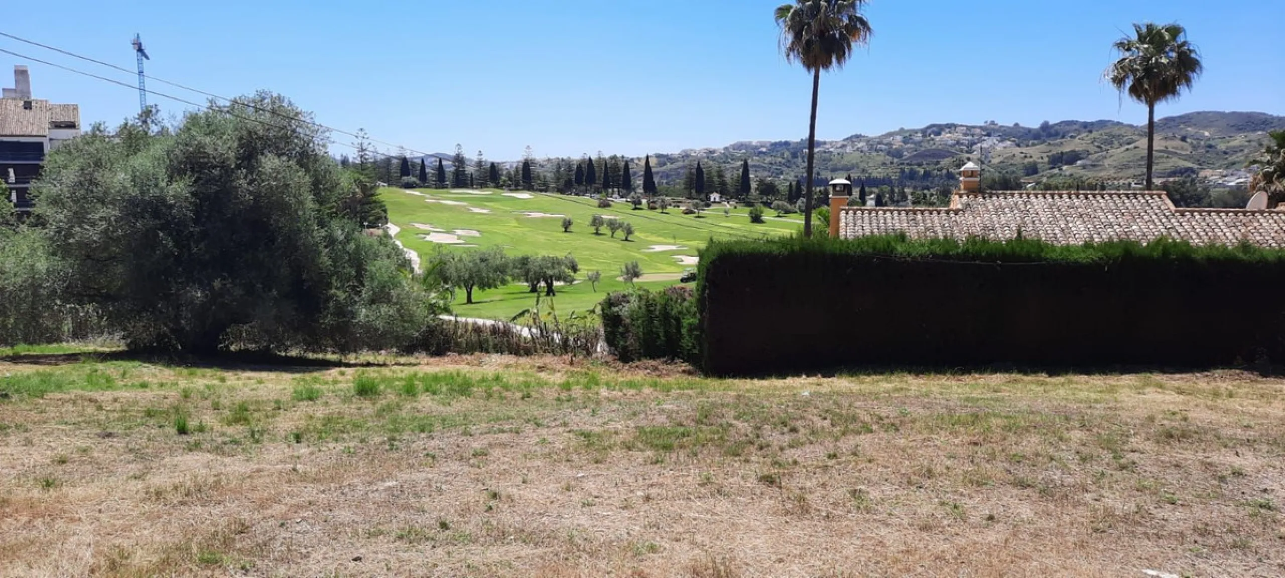 Plot for sale with a modern contemporary style villa project with Andalucian influence, located in a unique and privileged prime south facing location fronting on the the 1st tee of Los Olivos in Mijas Golf, a step away to the La Zambra Hotel, of the unbo