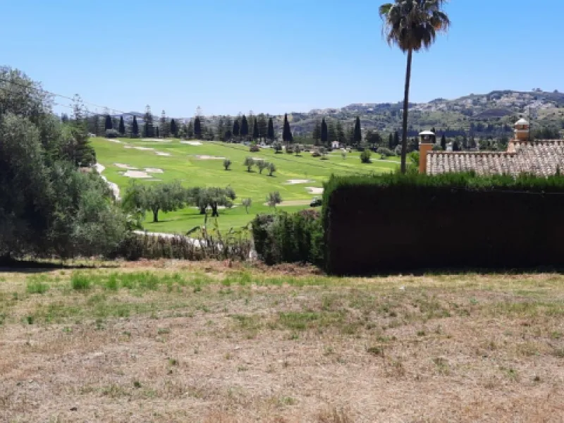 Plot for sale with a modern contemporary style villa project with Andalucian influence, located in a unique and privileged prime south facing location fronting on the the 1st tee of Los Olivos in Mijas Golf, a step away to the La Zambra Hotel, of the unbo