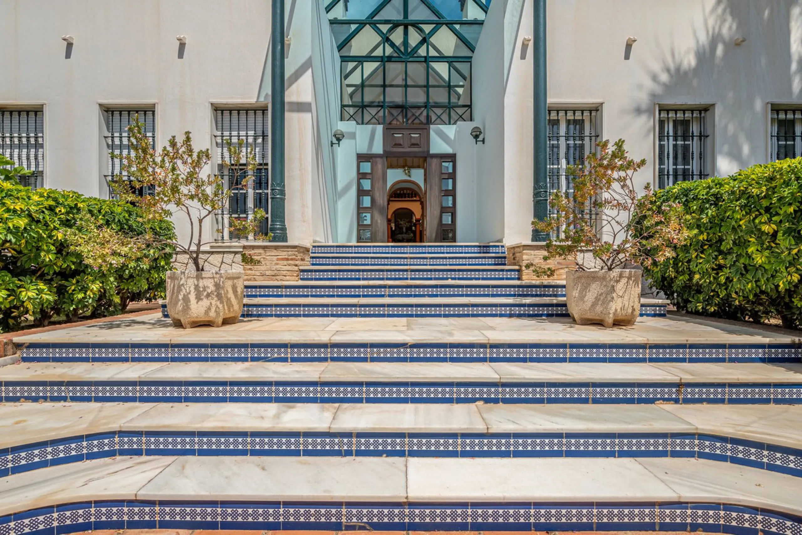Magnificent Villa for sale with pool and private garden very close to the beach near the Puerto Marina in Benalmádena Costa. It is a villa with personality and its own style. Contemporary architecture on the outside joins with the Andalusian style  to enj